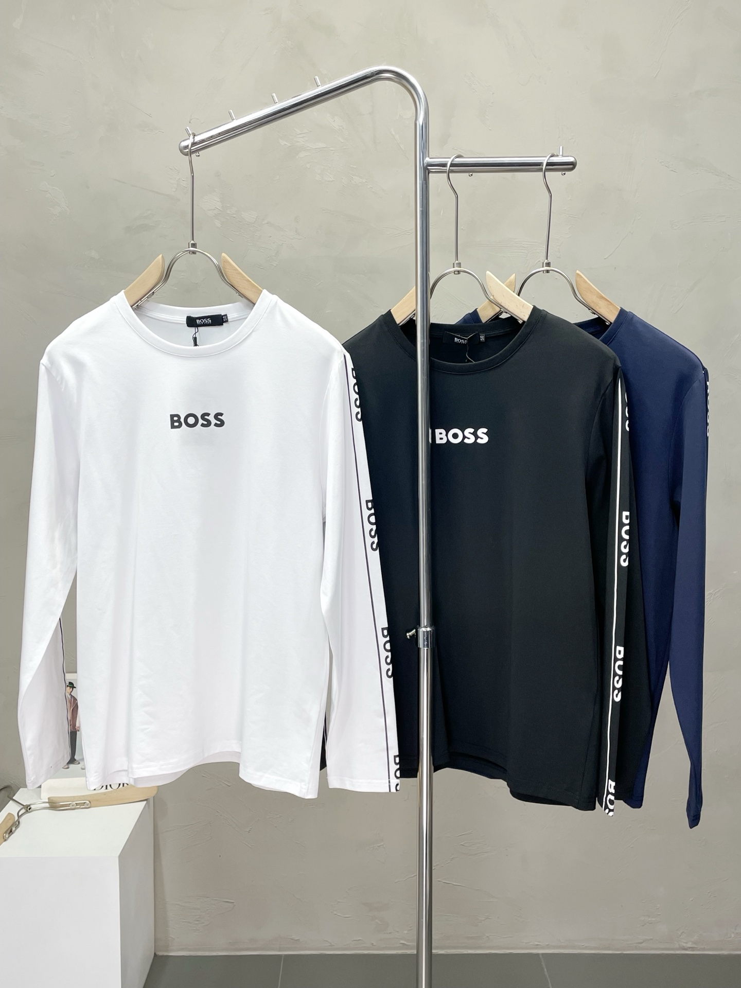 NO:516875,.BOSS exclusively provides the latest fashionable long-sleeved jackets with a classic design and superb appearance. The quality is even more unscrupulous. You can buy it directly. You can’t get it right! Through the detailed pictures, you can feel its powerful aura, and the warm-concentration effect is significant, so you don’t have to worry about the chill at all! It is both fashionable and functional, and the whole style looks more luxurious and elegant! Size M-3XL, Jackets & coats,alexander wang19860909.BOSS独家专供最新时尚长袖 经典设计感与颜值爆棚的外套,品质更是无法挑剔品控可以直接入手,不容过错的高端臻品！通过细节图片便可感受到它强悍的气场,聚温保暖效果显著,完全不用担心会有一点寒意！时尚与功能性兼备,整款显得更加的奢华大气！ 尺码M-3XL,,jackets & coats,alexander wang,Men's clothing