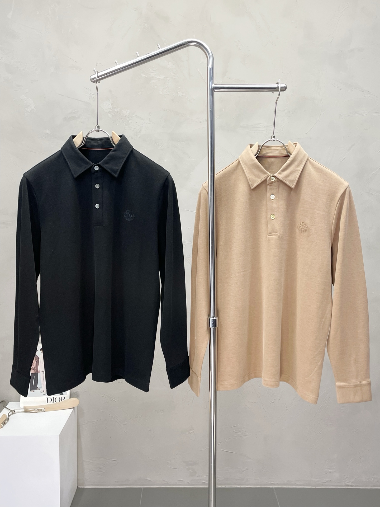 NO:514324,.LP-Loro Piana exclusively offers the latest fashionable long-sleeved jackets with a classic design and superb appearance, and the quality is even more unscrupulous. You can buy it directly. You can't get it wrong! Through the detailed pictures, you can feel its powerful aura, and the warm-concentration effect is significant, so you don’t have to worry about the chill at all! It is both fashionable and functional, and the whole style looks more luxurious and elegant! Size M-3XL, loro piana, loro piana, jackets & coats, alexander wang19860909.LP-Loro Piana诺悠翩雅独家专供最新时尚长袖 经典设计感与颜值爆棚的外套,品质更是无法挑剔品控可以直接入手,不容过错的高端臻品！通过细节图片便可感受到它强悍的气场,聚温保暖效果显著,完全不用担心会有一点寒意！时尚与功能性兼备,整款显得更加的奢华大气！ 尺码M-3XL,,loro piana,loro piana,jackets & coats,alexander wang,Men's clothing