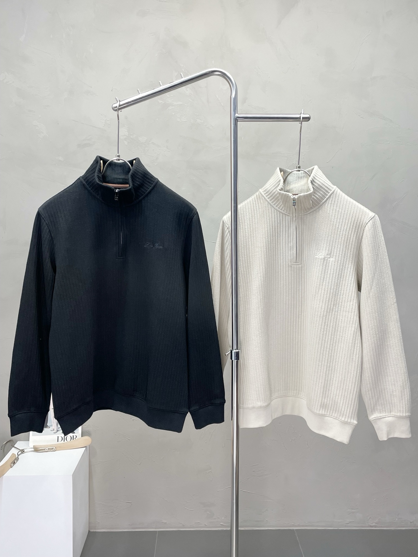 NO:514329,.LP-Loro Piana exclusively offers the latest fashionable semi-turtleneck sweatshirts. A jacket with a classic design and great appearance. The quality is even more unscrupulous. You can buy it directly. You can't get it wrong! Through the detailed pictures, you can feel its powerful aura, and the warm-concentration effect is significant, so you don’t have to worry about the chill at all! It is both fashionable and functional, and the whole style looks more luxurious and elegant! Size M-3XL, loro piana, loro piana, hoodie, sweatshirts, jackets & coats, alexander wang19860909.LP-Loro Piana诺悠翩雅独家专供最新时尚半高领卫衣 经典设计感与颜值爆棚的外套,品质更是无法挑剔品控可以直接入手,不容过错的高端臻品！通过细节图片便可感受到它强悍的气场,聚温保暖效果显著,完全不用担心会有一点寒意！时尚与功能性兼备,整款显得更加的奢华大气！ 尺码M-3XL,,loro piana,loro piana,hoodie,sweatshirts,jackets & coats,alexander wang,Men's clothing