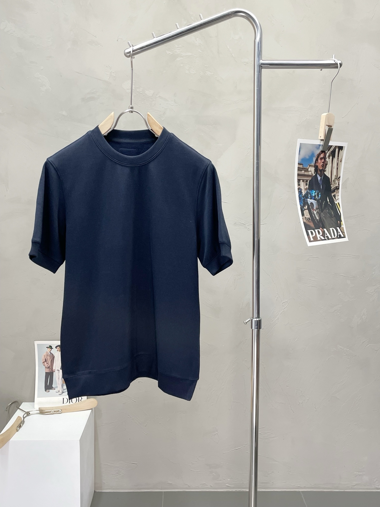 NO:512852,.Prada exclusively offers new original single men's casual short sleeves, high-end customization, high-end version, fashionable and versatile imported fabric, super soft and delicate, skin-friendly and comfortable to wear, high-end boutique, OEM, fine production, very good for the upper body, men's essential items, complete three standards, M-3XL,,prada,prada,T-shirt,alexander wang19860909.Prada普拉达独家专供新款原单男士休闲短袖 高端定制 高版本 时尚百搭爆款进口面料 手感超柔软细腻 穿着亲肤舒适 高端精品 代工厂精细做上身非常赞 男士必备单品 三标齐全 码数M-3XL,,prada,prada,T-shirt,alexander wang,Men's clothing