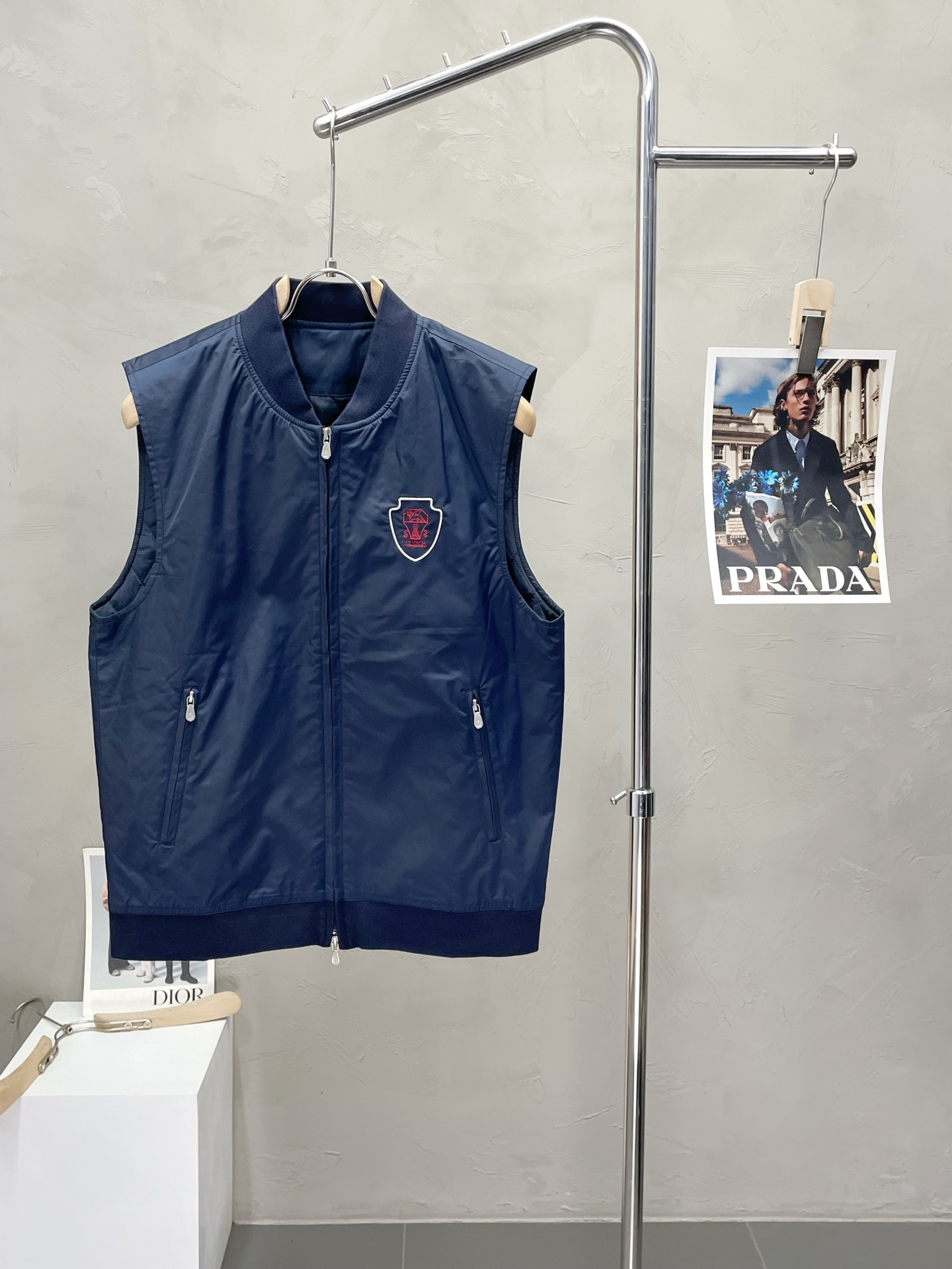 NO:519142,.BC-Brunello Cucineli exclusively provides new fashion and casual autumn and winter vest cotton jackets. Imported original fabrics are soft and comfortable, comfortable and breathable on the upper body, and unique design style. Whether worn alone or matched, they are all versatile items, demonstrating the personality of young people. The original hardware and accessories are extremely high-end and handsome on the upper body!  Code number M-3XL, brunello cucinelli, alexander wang19860909.BC-Brunello Cucineli布鲁内洛·库奇内利独家专供新品时尚休闲秋冬马甲棉服.进口原版面料,柔软舒适,上身舒适透气,独特设计风格,无论是单穿还是搭配,都是百搭单品,彰显了年轻人的个性,原版五金辅料,档次极高,上身帅气十足！码数M-3XL,,brunello cucinelli,alexander wang,Men's clothing