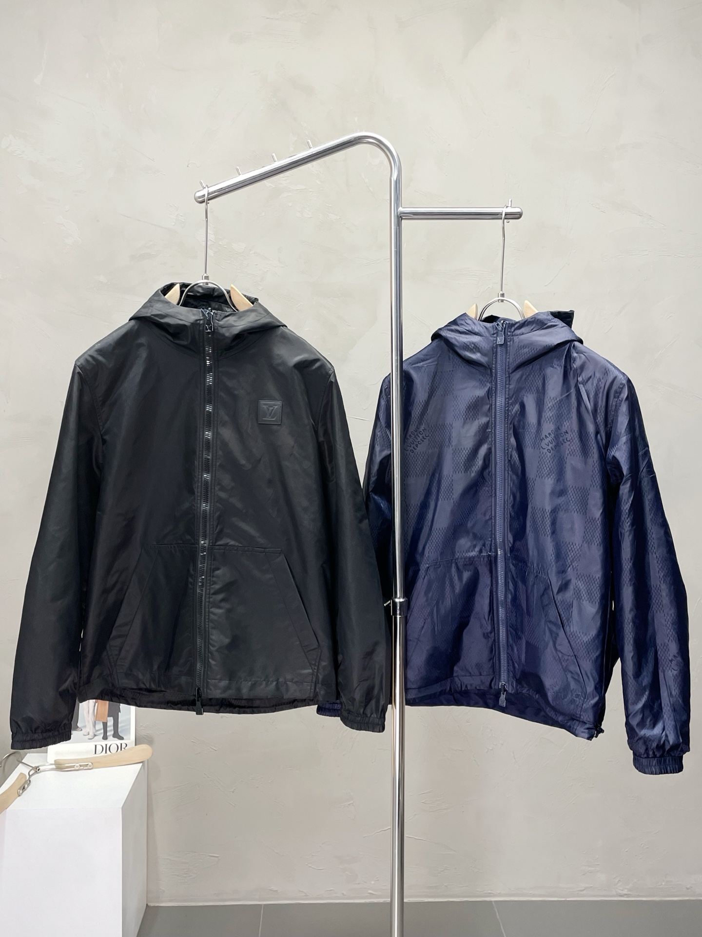 NO:512897,.Louis Vuitton exclusively offers the latest fashionable hooded jackets. Double-sided design. A jacket with a very good look. It is even more difficult to pick and quality control. You can buy it directly. You can't miss it! Through the detailed pictures, you can feel its powerful aura, and the warm-concentration effect is significant, so you don’t have to worry about the chill at all! It is both fashionable and functional, and the whole style looks more luxurious and elegant! Size M-3XL, louis vuitton,louis vuitton,jackets & coats,jackets & coats,hats,alexander wang19860909.Louis Vuitton路易威登独家专供最新时尚连帽夹克.双面穿设计 经典设计感与颜值爆棚的外套,品质更是无法挑剔品控可以直接入手,不容过错的高端臻品！通过细节图片便可感受到它强悍的气场,聚温保暖效果显著,完全不用担心会有一点寒意！时尚与功能性兼备,整款显得更加的奢华大气！ 尺码M-3XL,,louis vuitton,louis vuitton,jackets & coats,jackets & coats,hats,alexander wang,Men's clothing