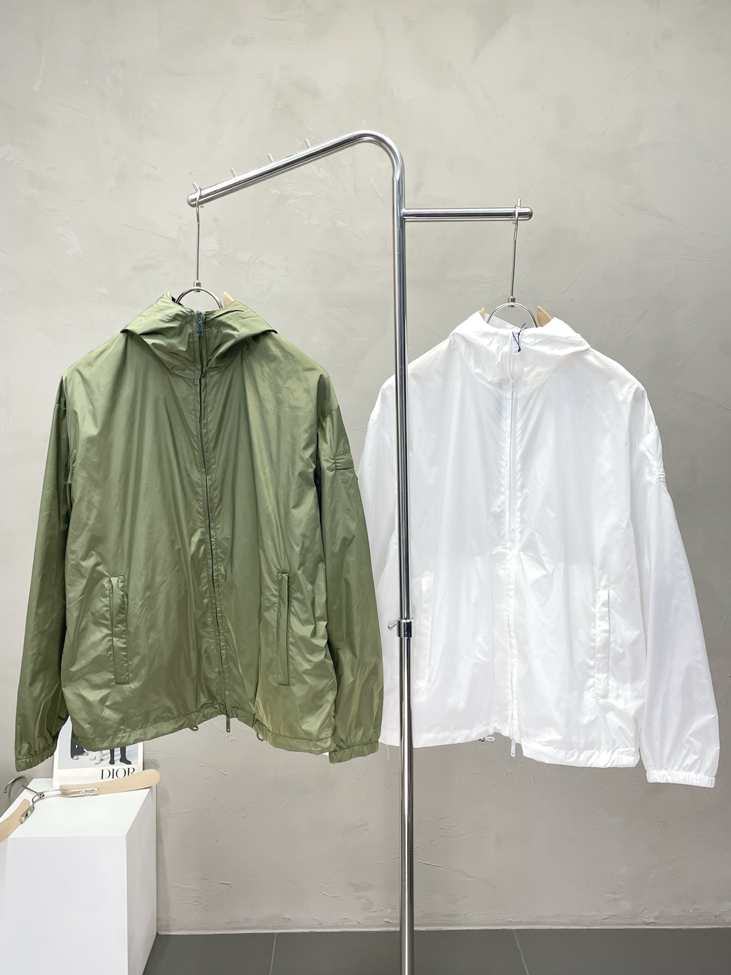 NO:515412,.Prada exclusively offers new original single men's casual thin jacket. Breathable and comfortable, high-end customization, high-end version, fashionable and versatile imported fabric, super soft and delicate, skin-friendly and comfortable to wear, high-end boutique, OEM, fine-made top body, very good, men's essential items, complete three standards, S-XL,,prada,prada, jackets & coats,alexander wang19860909.Prada普拉达独家专供新款原单男士休闲薄外套.透气舒适 高端定制 高版本 时尚百搭爆款进口面料 手感超柔软细腻 穿着亲肤舒适 高端精品 代工厂精细做上身非常赞 男士必备单品 三标齐全 码数S-XL,,prada,prada,jackets & coats,alexander wang,Men's clothing