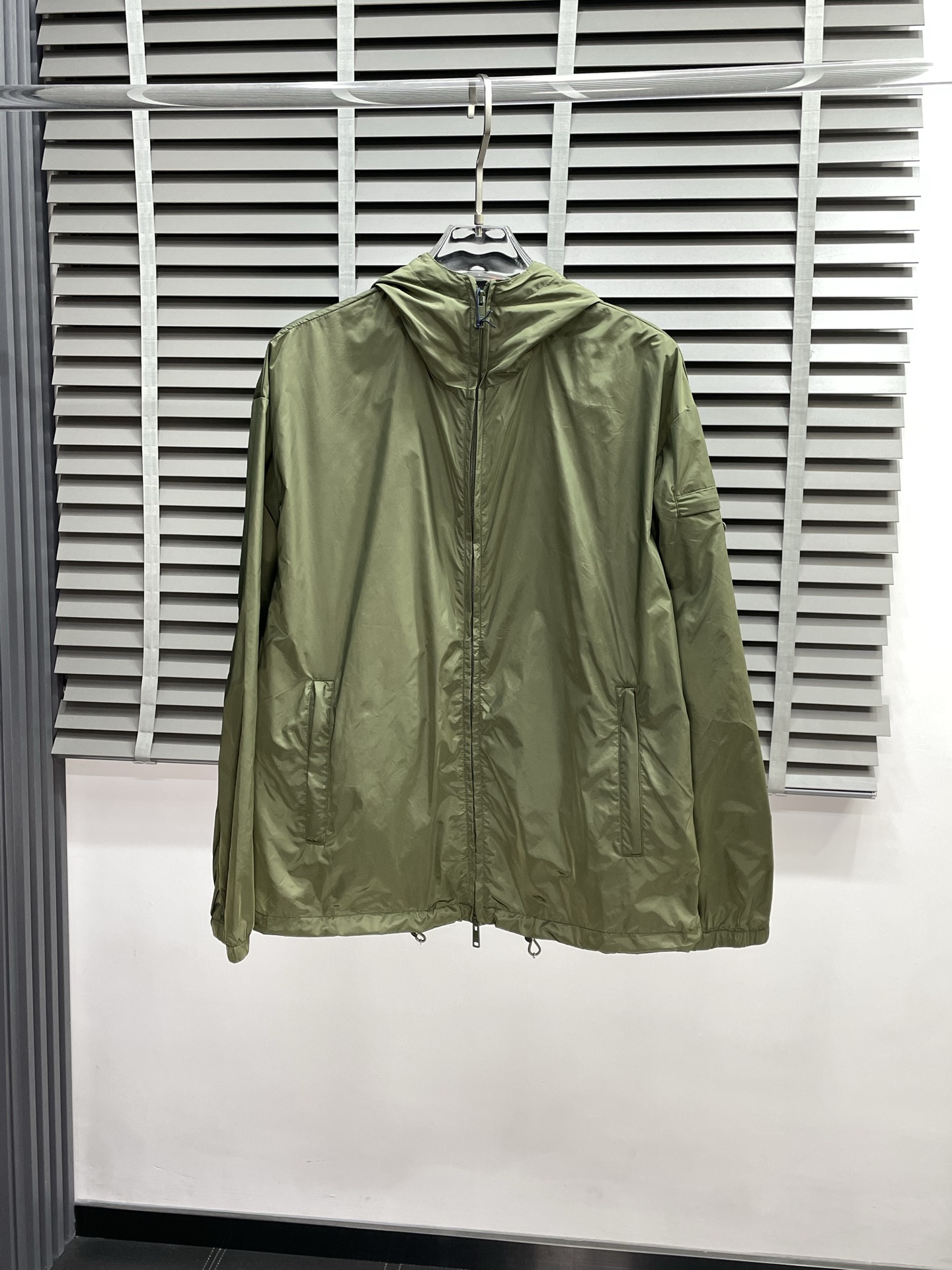 NO:516961,.Prada exclusively offers new original single men's casual thin jacket. Breathable and comfortable, high-end customization, high-end version, fashionable and versatile imported fabric, super soft and delicate, skin-friendly and comfortable to wear, high-end boutique, OEM, fine-made top body, very good, men's essential items, complete three standards, S-XL,,prada,prada, jackets & coats,alexander wang19860909.Prada普拉达独家专供新款原单男士休闲薄外套.透气舒适 高端定制 高版本 时尚百搭爆款进口面料 手感超柔软细腻 穿着亲肤舒适 高端精品 代工厂精细做上身非常赞 男士必备单品 三标齐全 码数S-XL,,prada,prada,jackets & coats,alexander wang,Men's clothing