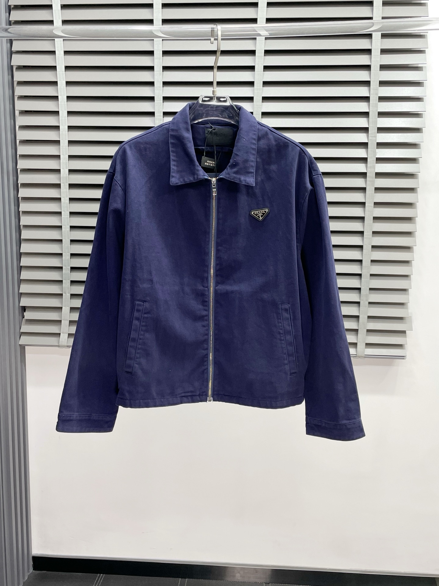 NO:516956,.Prada exclusively offers new original single men's casual denim jacket, breathable and comfortable, high-end customization, high-end version, fashionable and versatile imported fabric, super soft and delicate, skin-friendly and comfortable to wear, high-end boutique, OEM, fine-made top body, very good, men's essential items, complete three standards, S-XL,,prada,prada, jackets & coats,alexander wang19860909.Prada普拉达独家专供新款原单男士休闲牛仔外套 透气舒适 高端定制 高版本 时尚百搭爆款进口面料 手感超柔软细腻 穿着亲肤舒适 高端精品 代工厂精细做上身非常赞 男士必备单品 三标齐全 码数S-XL,,prada,prada,jackets & coats,alexander wang,Men's clothing