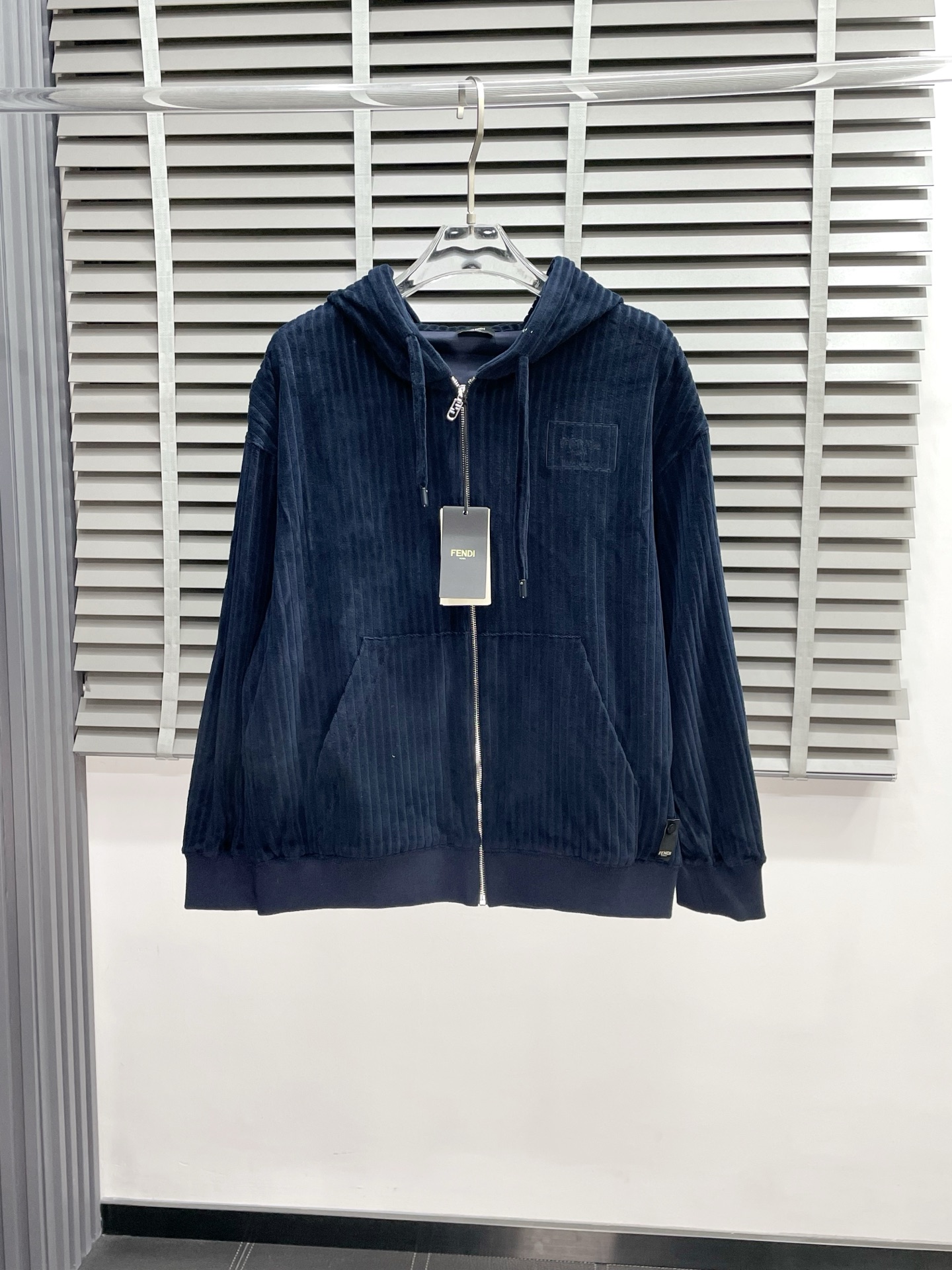 NO:516946,.FENDI exclusively offers new original single men's casual suede sweatshirt, breathable and comfortable, high-end customization, high-end version, fashionable and versatile imported fabric, super soft and delicate, skin-friendly and comfortable to wear, high-end boutique, OEM, fine-made, very good for men's essential items, complete three standards, S-XL,,fendi,fendi,alexander wang19860909.FENDI芬迪独家专供新款原单男士休闲绒面运动衫 透气舒适 高端定制 高版本 时尚百搭爆款进口面料 手感超柔软细腻 穿着亲肤舒适 高端精品 代工厂精细做上身非常赞 男士必备单品 三标齐全 码数S-XL,,fendi,fendi,alexander wang,Men's clothing