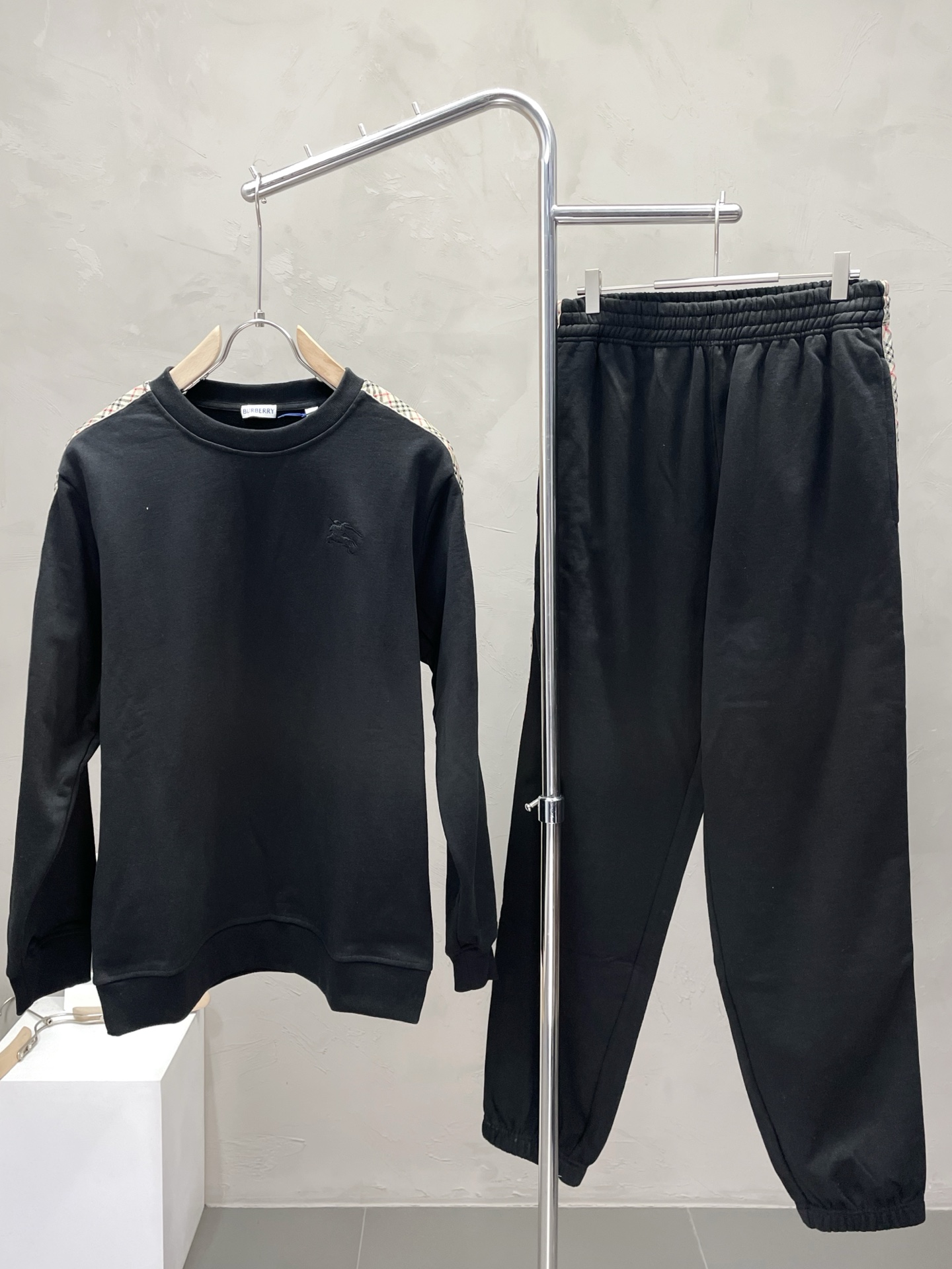 NO:515438,Sweatshirts and trousers. Burberry exclusively offers the same style of the new counter, breathable, comfortable and casual!  Full of high-end feeling!  The details are exquisite and high-end, and the workmanship is impeccable!  The original high-end fabric looks high-end!  The fabric is soft, delicate and comfortable, moisture absorption, quick drying, breathable, neat and stylish. S-XL, burberry, burberry, hoodie, sweatshirts, alexander wang19860909卫衣、长裤.Burberry巴宝莉独家专供新款专柜同款套装,透气舒适休闲！高级感满满！细节精致高档,做工无可挑剔！原版高端面料很显高级！面料柔软细腻舒适 吸湿速干透气,利落有型.码数S-XL,,burberry,burberry,hoodie,sweatshirts,alexander wang,Men's clothing