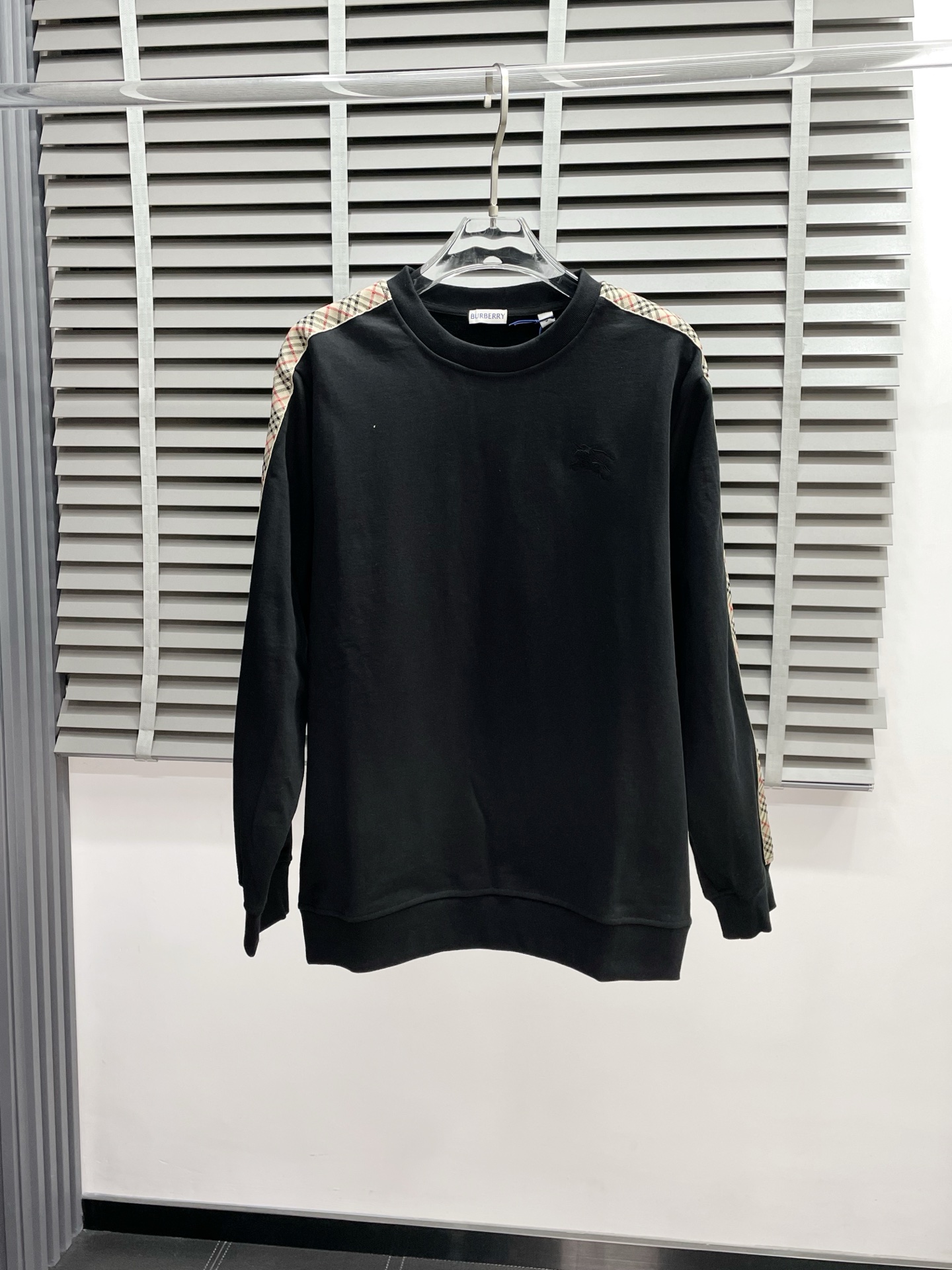 NO:516927,Sweatshirts and trousers. Burberry exclusively offers the same style of the new counter, breathable, comfortable and casual!  Full of high-end feeling!  The details are exquisite and high-end, and the workmanship is impeccable!  The original high-end fabric looks high-end!  The fabric is soft, delicate and comfortable, moisture absorption, quick drying, breathable, neat and stylish. S-XL, burberry, burberry, hoodie, sweatshirts, alexander wang19860909卫衣、长裤.Burberry巴宝莉独家专供新款专柜同款套装,透气舒适休闲！高级感满满！细节精致高档,做工无可挑剔！原版高端面料很显高级！面料柔软细腻舒适 吸湿速干透气,利落有型.码数S-XL,,burberry,burberry,hoodie,sweatshirts,alexander wang,Men's clothing