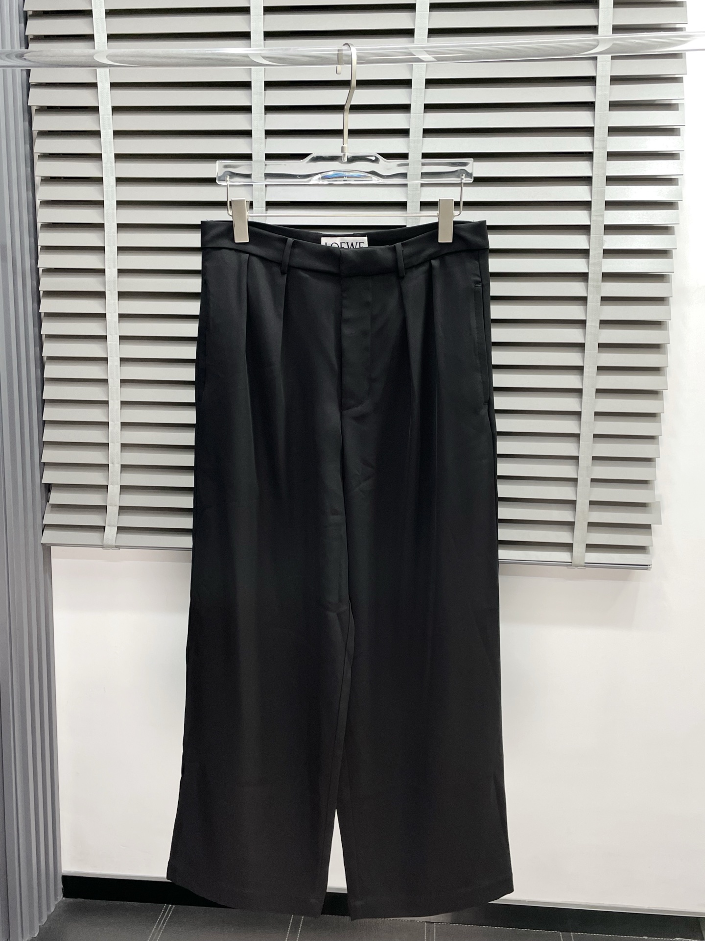 NO:516921,.LOEWE exclusively offers new casual straight-leg pants, high-end version!  Customized fabrics for counters are breathable and comfortable, with impeccable details, and the brand element design concept reflects high quality. Logo pattern, delicate and soft feel!  It is casually cut, with a great upper body style!  Count 46-52, loewe, loewe, alexander wang19860909.LOEWE罗意威独家专供新款休闲直筒裤 高端版本！专柜定制面料 透气舒适度高,细节无可挑剔,品牌元素设计理念,体现高品质.logo图案,手感细腻柔软！呈现休闲裁剪,上身版型超赞！码数46-52,,loewe,loewe,alexander wang,Men's clothing