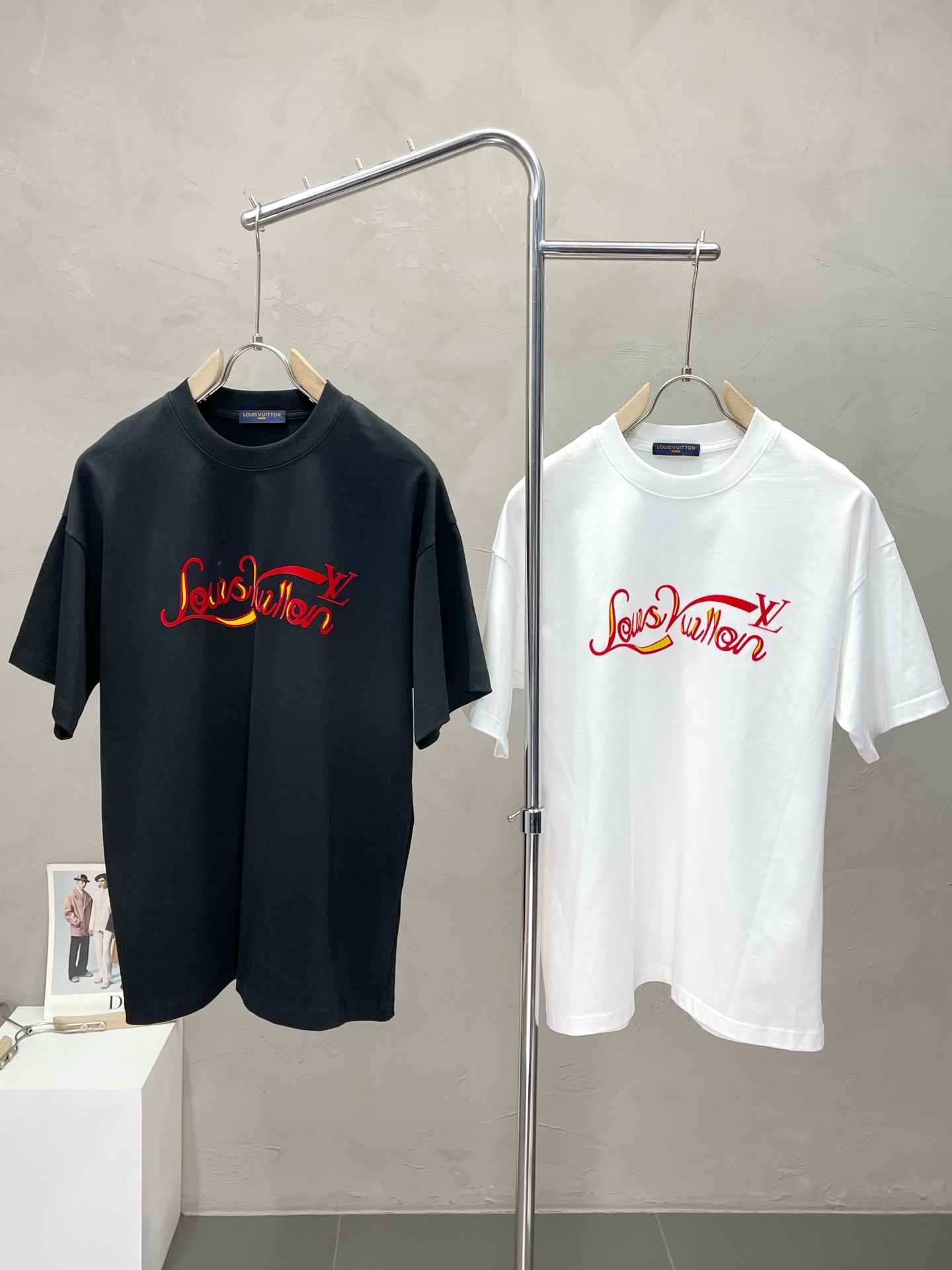 NO:514314,.Louis Vuitton exclusively offers new men's casual short sleeves, high-end customization, high-end version, fashionable and versatile imported fabric, super soft and delicate, skin-friendly and comfortable to wear, high-end boutique, OEM, fine-made top body, very good, men's essential items, three standards, 48-56,,louis vuitton,louis vuitton,T-shirt,alexander wang19860909.Louis Vuitton路易威登独家专供新款男士休闲短袖 高端定制 高端版本 时尚百搭爆款进口面料 手感超柔软细腻 穿着亲肤舒适 高端精品 代工厂精细做上身非常赞 男士必备单品 三标齐全 码数48-56,,louis vuitton,louis vuitton,T-shirt,alexander wang,Men's clothing