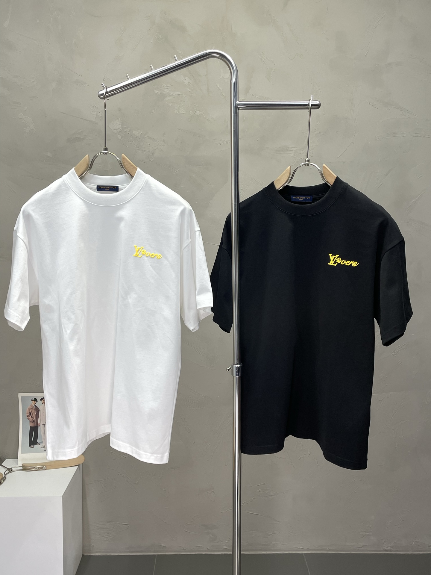 NO:512864,.Louis Vuitton exclusively offers new men's casual short sleeves, high-end customization, high-end version, fashionable and versatile imported fabric, super soft and delicate, skin-friendly and comfortable to wear, high-end boutique, OEM, fine-made top body, very good, men's essential items, three standards, 48-56,,louis vuitton,louis vuitton,T-shirt,alexander wang19860909.Louis Vuitton路易威登独家专供新款男士休闲短袖 高端定制 高端版本 时尚百搭爆款进口面料 手感超柔软细腻 穿着亲肤舒适 高端精品 代工厂精细做上身非常赞 男士必备单品 三标齐全 码数48-56,,louis vuitton,louis vuitton,T-shirt,alexander wang,Men's clothing