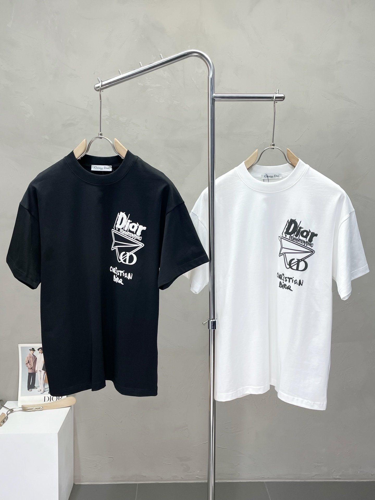 NO:512866,.Dior exclusively offers new men's casual short sleeves, high-end customization, high-end version, fashionable and versatile imported fabric, super soft and delicate, skin-friendly and comfortable to wear, high-end boutique, OEM, fine-made, very good for the upper body, men's essential items, complete three standards, 48-56,,dior,dior,T-shirt,alexander wang19860909.Dior迪奥独家专供新款男士休闲短袖 高端定制 高端版本 时尚百搭爆款进口面料 手感超柔软细腻 穿着亲肤舒适 高端精品 代工厂精细做上身非常赞 男士必备单品 三标齐全 码数48-56,,dior,dior,T-shirt,alexander wang,Men's clothing