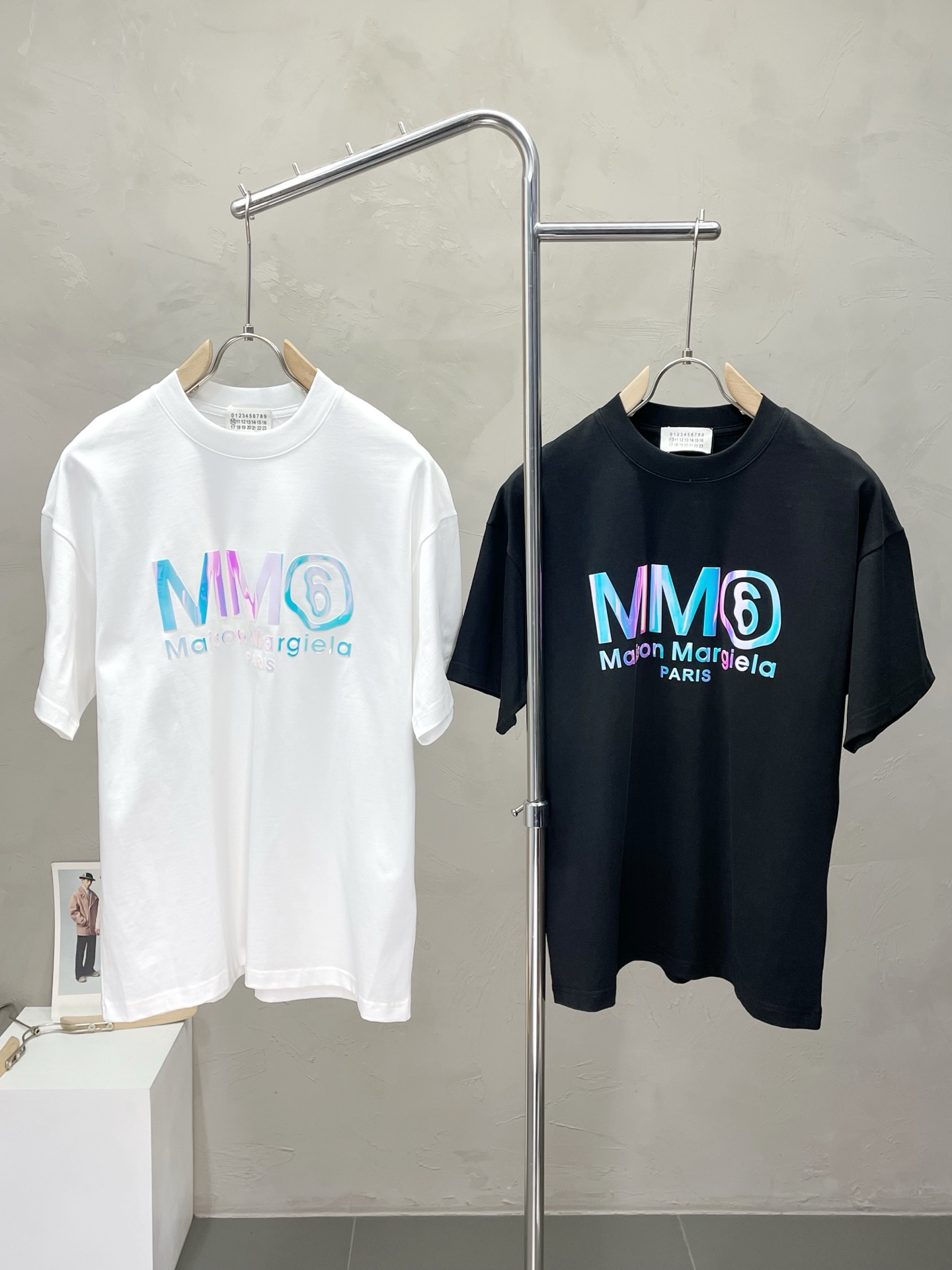 NO:512857,.Masion Margiela Mason Magiela MM6 exclusively for new men's casual short sleeves, high-end customization, high-end version, chest logo gradient color design, fashionable and versatile imported fabric, super soft and delicate, skin-friendly and comfortable to wear, high-end boutique, OEM factory fine-made top body is very good, men's must-have items, three standards are complete, 48-56,,masion margiela,masion margiela,T-shirt,alexander wang19860909.Masion Margiela梅森马吉拉MM6独家专供新款男士休闲短袖 高端定制 高端版本 胸前logo渐变颜色设计 时尚百搭爆款进口面料 手感超柔软细腻 穿着亲肤舒适 高端精品 代工厂精细做上身非常赞 男士必备单品 三标齐全 码数48-56,,masion margiela,masion margiela,T-shirt,alexander wang,Men's clothing