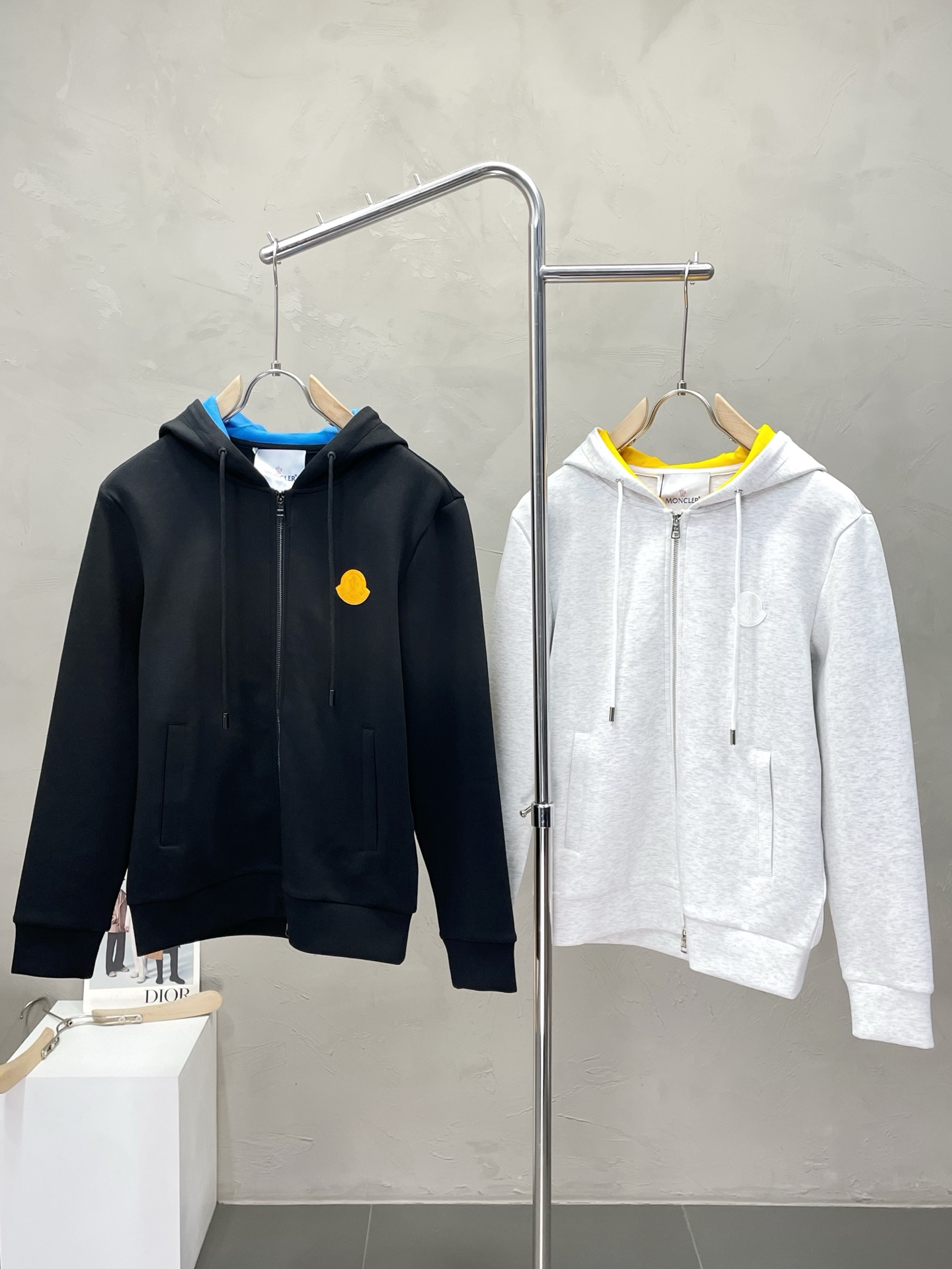 NO:514341,.Moncler hooded jacket exclusively for the latest fashionable hooded jacket. A jacket with a classic design and great appearance, and the quality is even more unscrupulous. You can buy it directly. You can’t get it wrong! Through the detailed pictures, you can feel its powerful aura, and the warm-concentration effect is significant, so you don’t have to worry about the chill at all! It is both fashionable and functional, and the whole style looks more luxurious and elegant! Size M-3XL, Moncler, jackets & coats,hats,alexander wang19860909.Moncler蒙口独家专供最新时尚连帽外套 经典设计感与颜值爆棚的外套,品质更是无法挑剔品控可以直接入手,不容过错的高端臻品！通过细节图片便可感受到它强悍的气场,聚温保暖效果显著,完全不用担心会有一点寒意！时尚与功能性兼备,整款显得更加的奢华大气！ 尺码M-3XL,,Moncler,jackets & coats,hats,alexander wang,Men's clothing