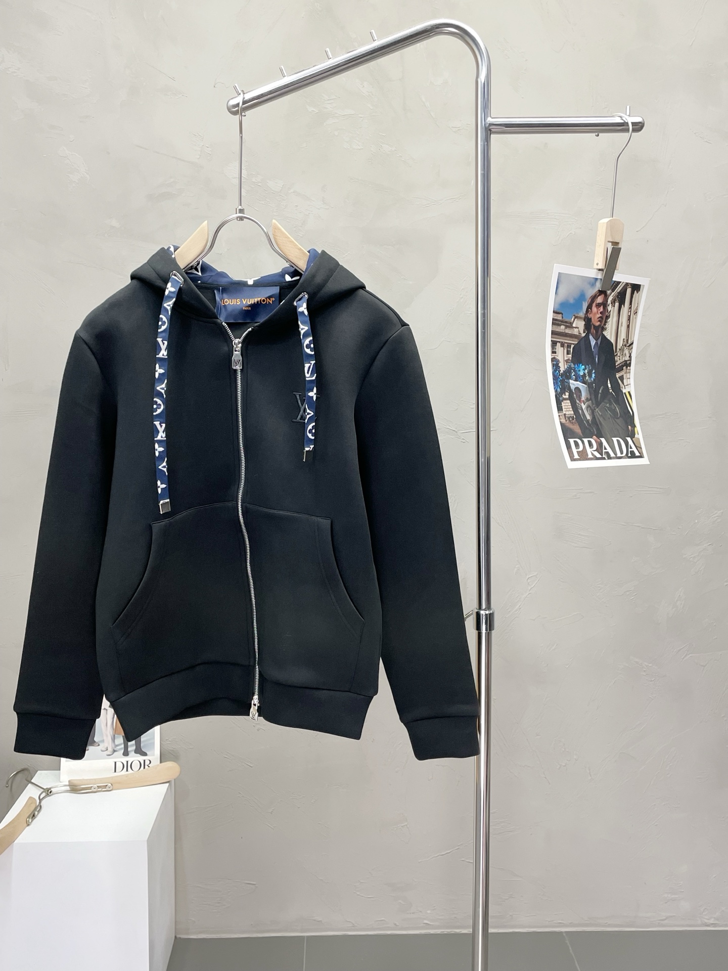 NO:514338,.Louis Vuitton exclusively offers the latest fashionable hooded jacket. A jacket with a classic design and great appearance. It is even more difficult to pick and quality control. You can buy it directly. You can't get it wrong! Through the detailed pictures, you can feel its powerful aura, and the warm-concentration effect is significant, so you don’t have to worry about the chill at all! It is both fashionable and functional, and the whole style looks more luxurious and elegant! Size M-3XL, louis vuitton,louis vuitton,jackets & coats,hats,alexander wang19860909.Louis Vuitton路易威登独家专供最新时尚连帽外套 经典设计感与颜值爆棚的外套,品质更是无法挑剔品控可以直接入手,不容过错的高端臻品！通过细节图片便可感受到它强悍的气场,聚温保暖效果显著,完全不用担心会有一点寒意！时尚与功能性兼备,整款显得更加的奢华大气！ 尺码M-3XL,,louis vuitton,louis vuitton,jackets & coats,hats,alexander wang,Men's clothing