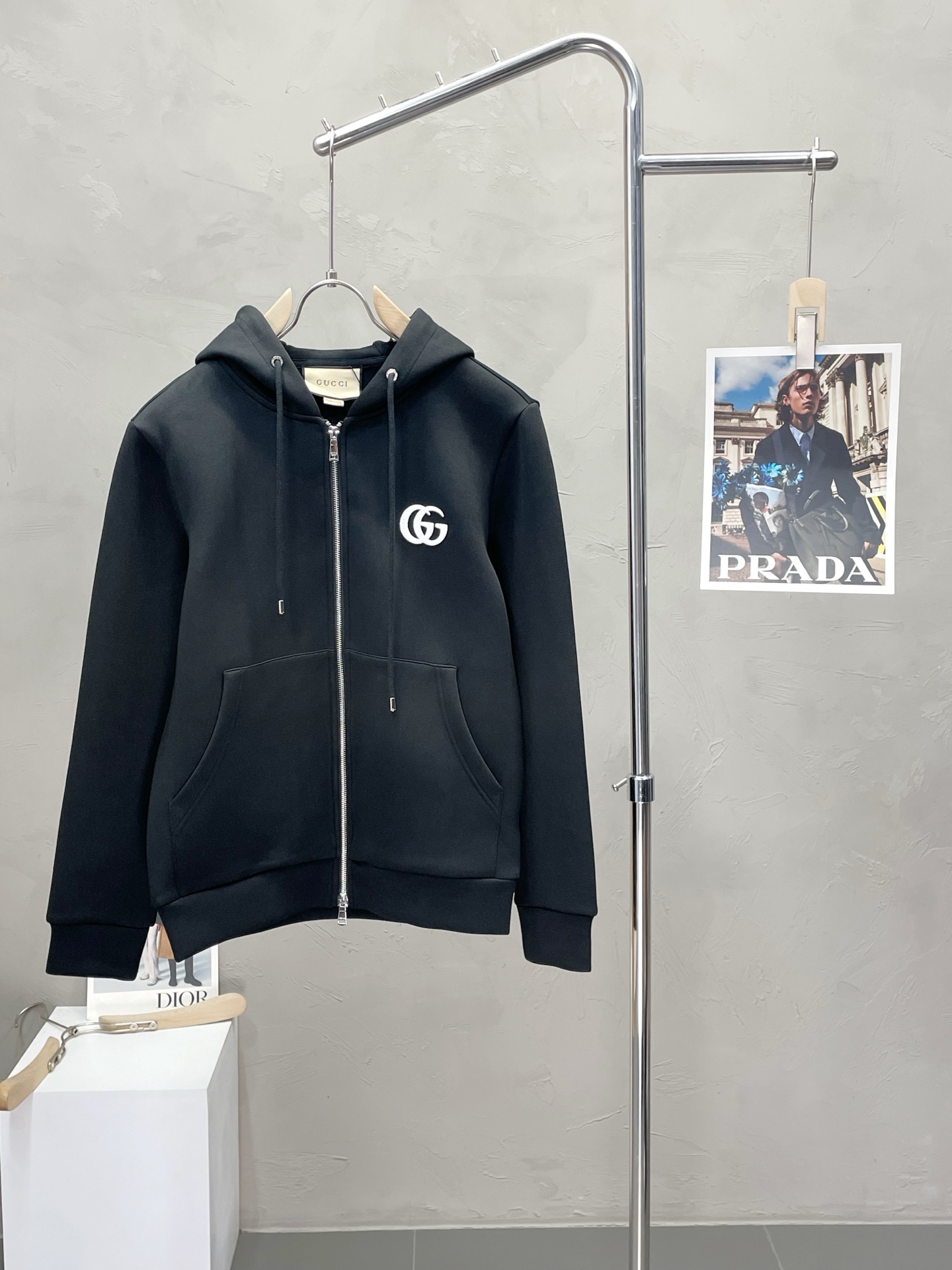 NO:514332,.Gucci exclusively offers the latest fashionable hooded jackets. A jacket with a classic design and great appearance. The quality is even more unscrupulous. You can buy it directly. You can't get it wrong! Through the detailed pictures, you can feel its powerful aura, and the warm-concentration effect is significant, so you don’t have to worry about the chill at all! It is both fashionable and functional, and the whole style looks more luxurious and elegant! Size M-3XL, gucci, gucci, jackets & coats, hats, alexander wang19860909.Gucci古驰独家专供最新时尚连帽外套 经典设计感与颜值爆棚的外套,品质更是无法挑剔品控可以直接入手,不容过错的高端臻品！通过细节图片便可感受到它强悍的气场,聚温保暖效果显著,完全不用担心会有一点寒意！时尚与功能性兼备,整款显得更加的奢华大气！ 尺码M-3XL,,gucci,gucci,jackets & coats,hats,alexander wang,Men's clothing