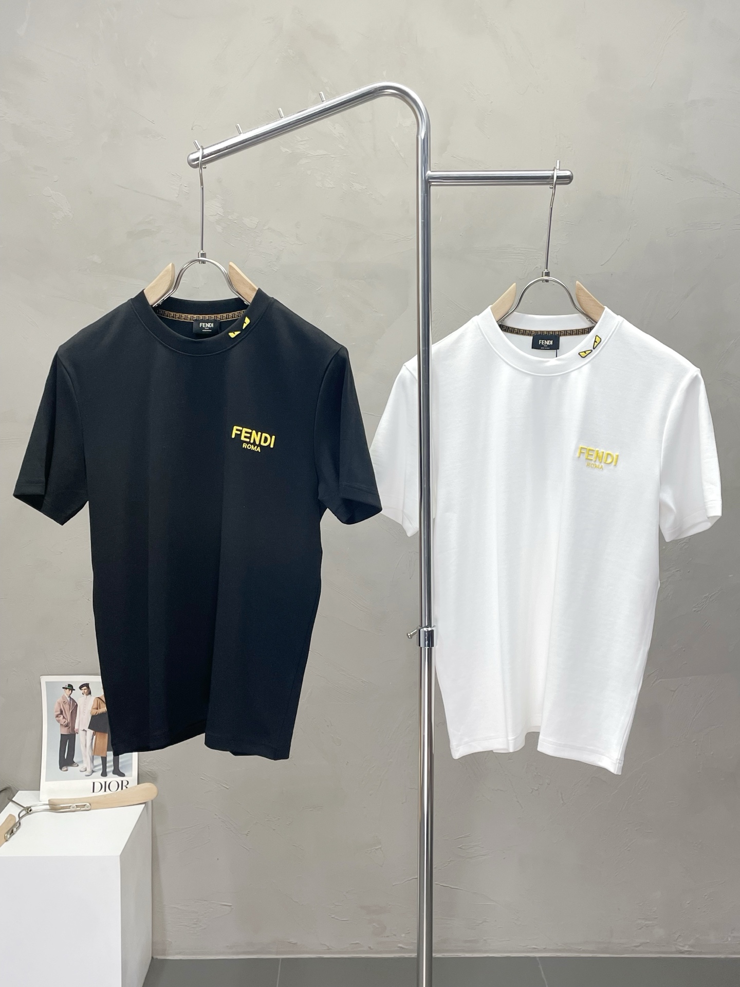 NO:514313,.FENDI exclusively offers new original single men's casual short sleeves, high-end customization, high-end version, fashionable and versatile imported fabric, super soft and delicate, skin-friendly and comfortable to wear, high-end boutique, OEM, fine-made, very good for the upper body, men's essential items, three standards, M-3XL,,fendi,fendi,T-shirt,alexander wang19860909.FENDI芬迪独家专供新款原单男士休闲短袖 高端定制 高端版本 时尚百搭爆款进口面料 手感超柔软细腻 穿着亲肤舒适 高端精品 代工厂精细做上身非常赞 男士必备单品 三标齐全 码数M-3XL,,fendi,fendi,T-shirt,alexander wang,Men's clothing