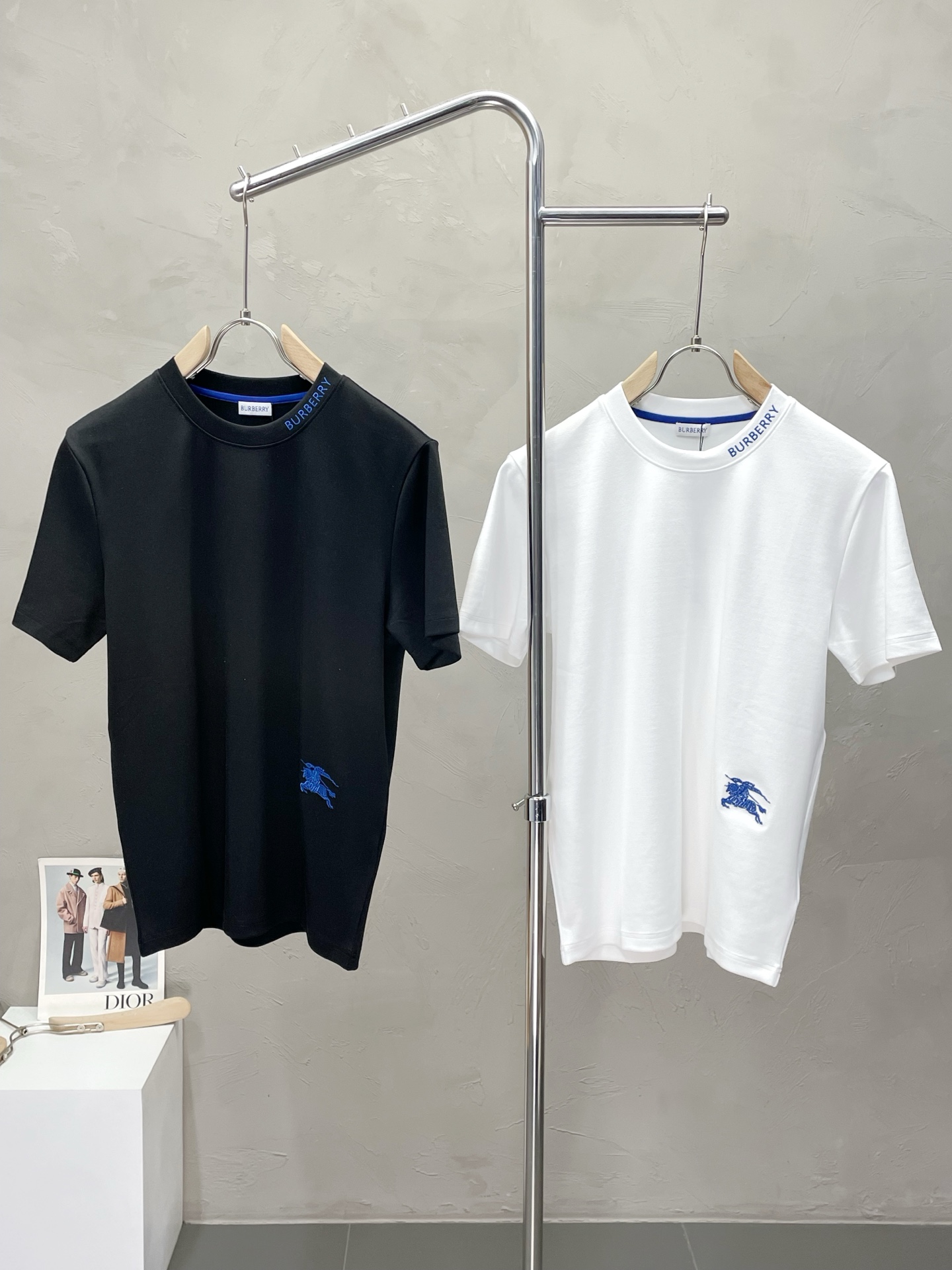 NO:514316,.Burberry Burberry exclusively offers new original single men's casual short sleeves, high-end customization, high-end version, fashionable and versatile imported fabric, super soft and delicate, skin-friendly and comfortable to wear, high-end boutique, OEM, fine production, very good for the upper body, men's essential items, complete three standards, M-3XL,,burberry,burberry,T-shirt,alexander wang19860909.Burberry巴宝莉独家专供新款原单男士休闲短袖 高端定制 高端版本 时尚百搭爆款进口面料 手感超柔软细腻 穿着亲肤舒适 高端精品 代工厂精细做上身非常赞 男士必备单品 三标齐全 码数M-3XL,,burberry,burberry,T-shirt,alexander wang,Men's clothing