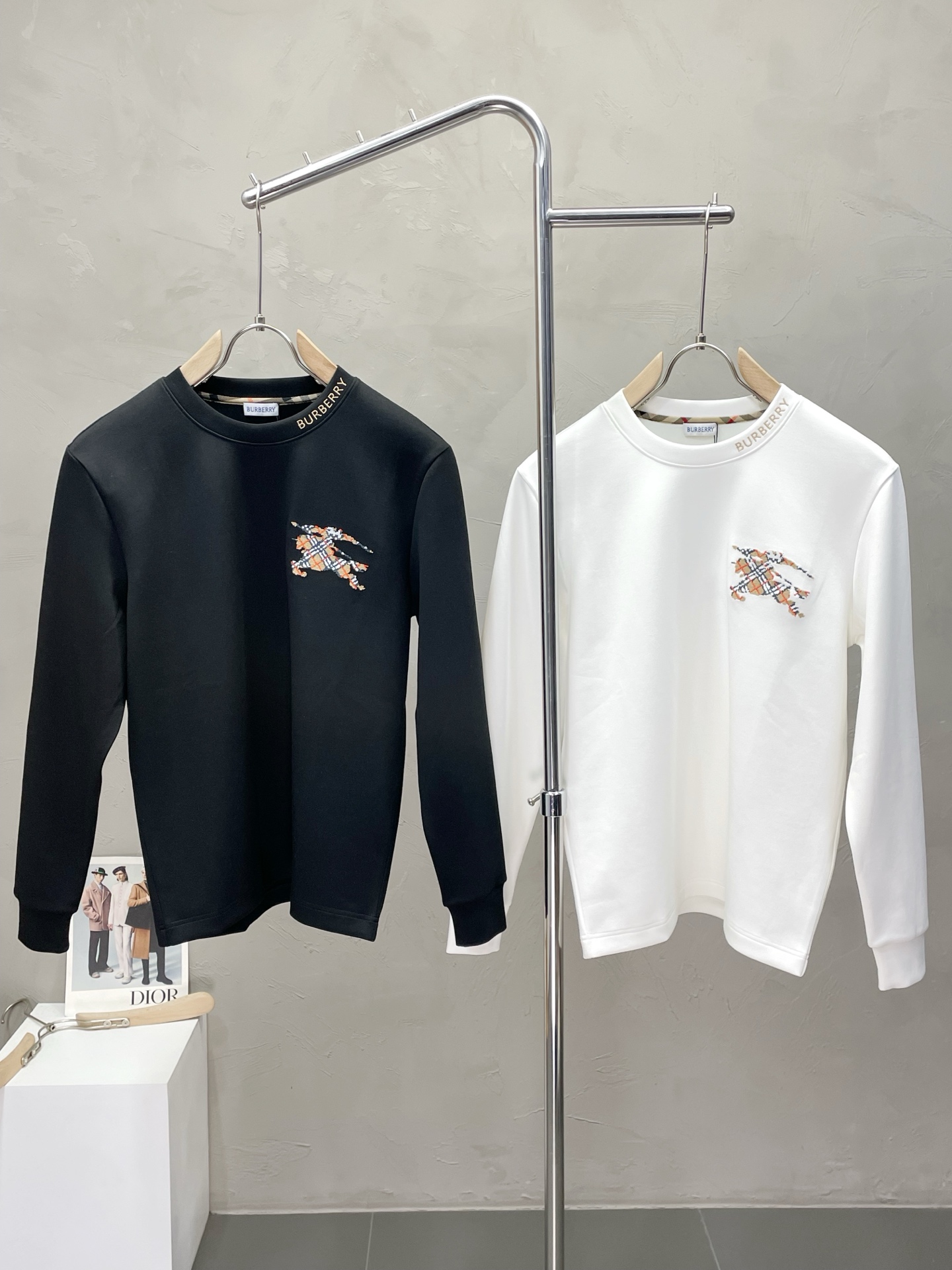 NO:514342,.Burberry Burberry exclusively offers new original single men's casual long sleeves, high-end customization, high-end version, fashionable and versatile imported fabric, super soft and delicate, skin-friendly and comfortable to wear, high-end boutique, OEM, fine production, very good for the upper body, men's essential items, three standards, M-3XL,,burberry,burberry,alexander wang19860909.Burberry巴宝莉独家专供新款原单男士休闲长袖 高端定制 高端版本 时尚百搭爆款进口面料 手感超柔软细腻 穿着亲肤舒适 高端精品 代工厂精细做上身非常赞 男士必备单品 三标齐全 码数M-3XL,,burberry,burberry,alexander wang,Men's clothing