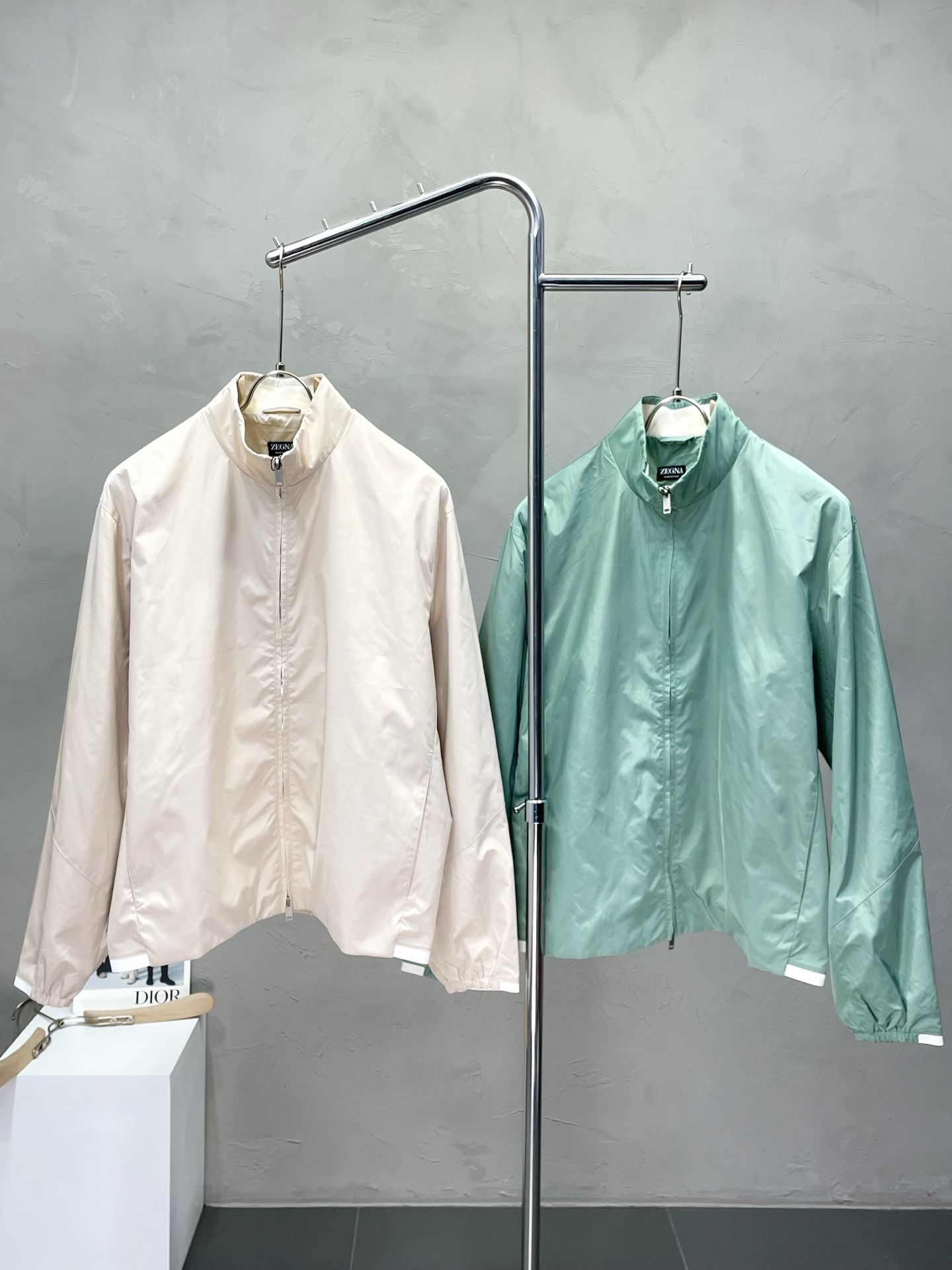 NO:514322,.ZEGNA exclusively offers the latest fashionable jackets. A jacket with a classic design and great appearance, the quality is even more unscrupulous. You can buy it directly, which is not to be mistaken for high-end products! Through the detailed pictures, you can feel its powerful aura, and the warm-concentration effect is significant, so you don’t have to worry about the chill at all! It is both fashionable and functional, and the whole style looks more luxurious and elegant! Size S-XL, zegna, jackets & coats, jackets & coats, alexander wang19860909.ZEGNA杰尼亚独家专供最新时尚夹克. 经典设计感与颜值爆棚的外套,品质更是无法挑剔品控可以直接入手,不容过错的高端臻品！通过细节图片便可感受到它强悍的气场,聚温保暖效果显著,完全不用担心会有一点寒意！时尚与功能性兼备,整款显得更加的奢华大气！ 尺码S-XL,,zegna,jackets & coats,jackets & coats,alexander wang,Men's clothing