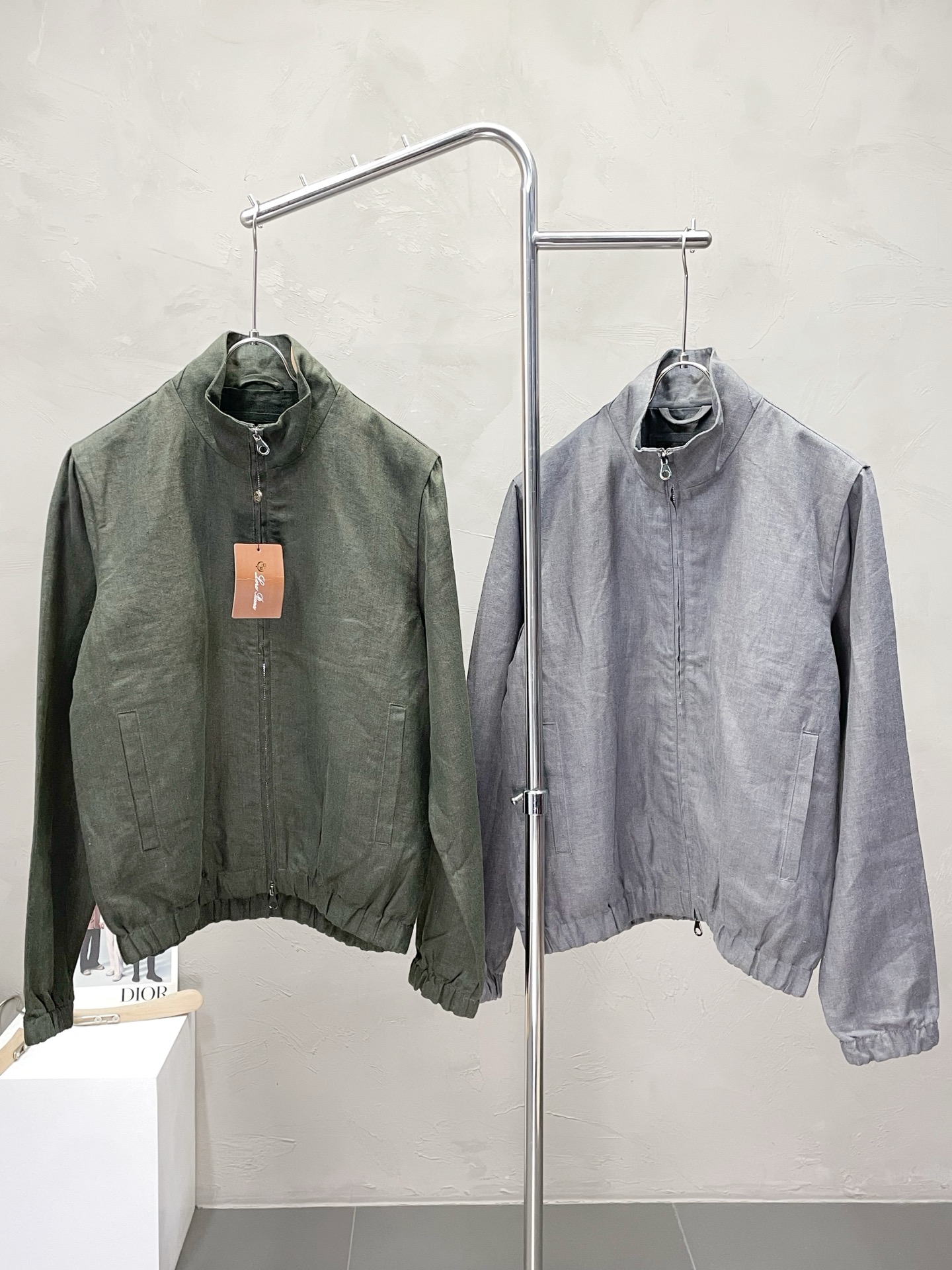 NO:514344,.LP-Loro Piana exclusively offers the latest fashionable jackets. A jacket with a classic design and great appearance, the quality is even more unscrupulous. You can buy it directly, which is not to be mistaken for high-end products! Through the detailed pictures, you can feel its powerful aura, and the warm-concentration effect is significant, so you don’t have to worry about the chill at all! It is both fashionable and functional, and the whole style looks more luxurious and elegant! Size S-XL, loro piana,loro piana,jackets & coats,jackets & coats,alexander wang19860909.LP-Loro Piana诺悠翩雅独家专供最新时尚夹克. 经典设计感与颜值爆棚的外套,品质更是无法挑剔品控可以直接入手,不容过错的高端臻品！通过细节图片便可感受到它强悍的气场,聚温保暖效果显著,完全不用担心会有一点寒意！时尚与功能性兼备,整款显得更加的奢华大气！ 尺码S-XL,,loro piana,loro piana,jackets & coats,jackets & coats,alexander wang,Men's clothing