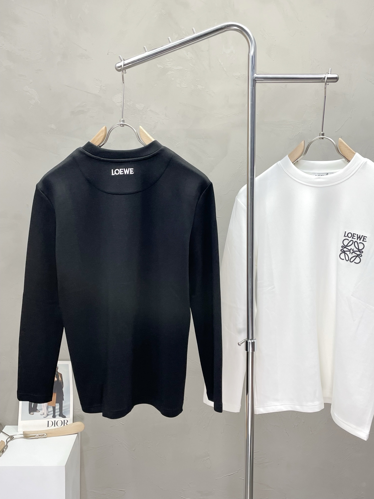 NO:514323,.LOEWE exclusively offers new original single men's casual long sleeves, high-end customization, high-end version, fashionable and versatile imported fabric, super soft and delicate, skin-friendly and comfortable to wear, high-end boutique, OEM, fine-made top body, very good, men's essential items, three standards, M-3XL,,loewe,loewe, alexander wang19860909.LOEWE罗意威独家专供新款原单男士休闲长袖 高端定制 高端版本 时尚百搭爆款进口面料 手感超柔软细腻 穿着亲肤舒适 高端精品 代工厂精细做上身非常赞 男士必备单品 三标齐全 码数M-3XL,,loewe,loewe,alexander wang,Men's clothing