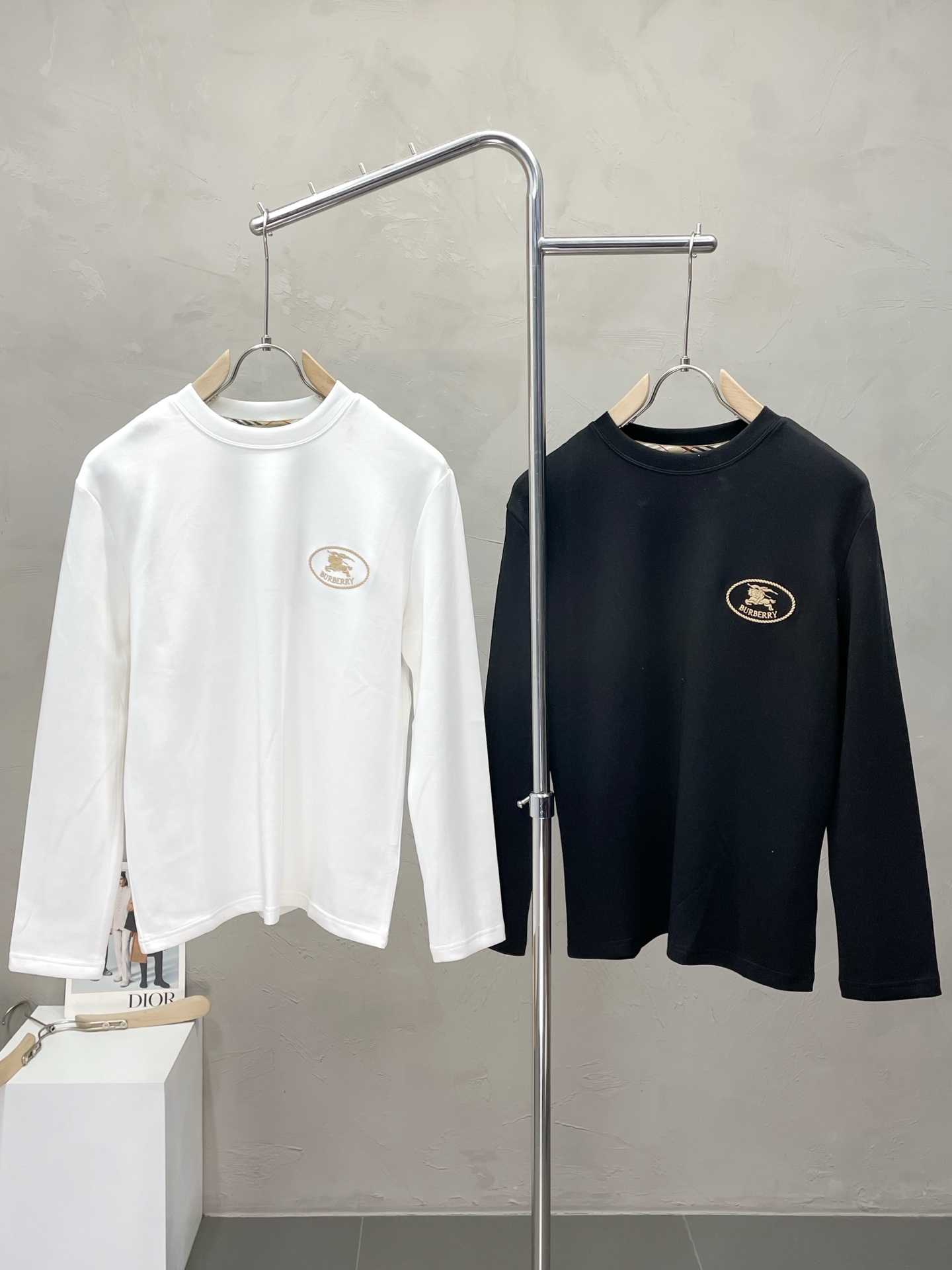 NO:514327,.Burberry Burberry exclusively offers new original single men's casual long sleeves, high-end customization, high-end version, fashionable and versatile imported fabric, super soft and delicate, skin-friendly and comfortable to wear, high-end boutique, OEM, fine production, very good for the upper body, men's essential items, three standards, M-3XL,,burberry,burberry,alexander wang19860909.Burberry巴宝莉独家专供新款原单男士休闲长袖 高端定制 高端版本 时尚百搭爆款进口面料 手感超柔软细腻 穿着亲肤舒适 高端精品 代工厂精细做上身非常赞 男士必备单品 三标齐全 码数M-3XL,,burberry,burberry,alexander wang,Men's clothing