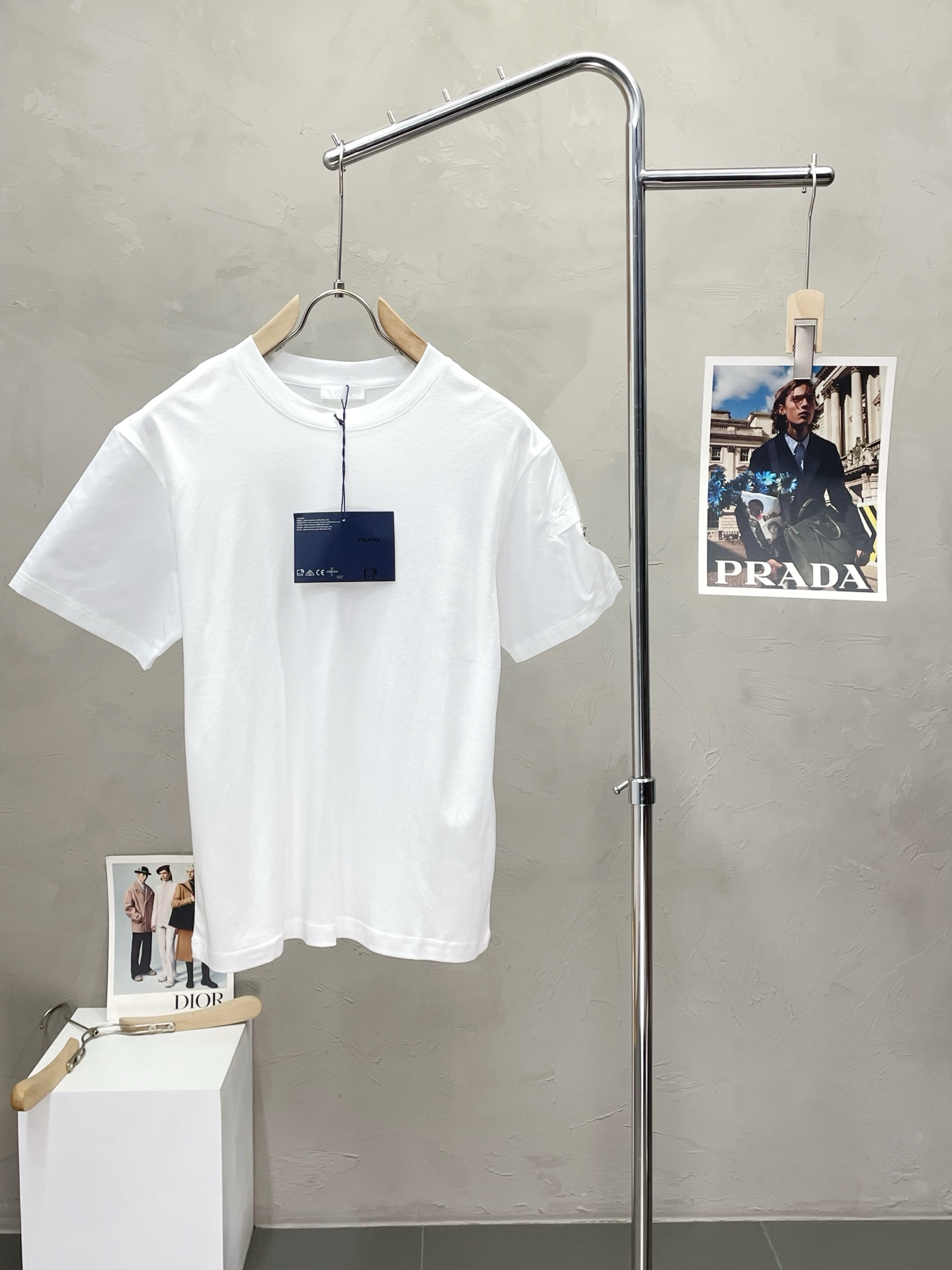 NO:515399,.Prada exclusively offers new original single men's casual short sleeves, high-end customization, high-end version, fashionable and versatile imported fabric, super soft and delicate, skin-friendly and comfortable to wear, high-end boutique, OEM, fine production, very good for the upper body, men's essential items, three standards, M-3XL,,prada,prada,T-shirt,alexander wang19860909.Prada普拉达独家专供新款原单男士休闲短袖 高端定制 高端版本 时尚百搭爆款进口面料 手感超柔软细腻 穿着亲肤舒适 高端精品 代工厂精细做上身非常赞 男士必备单品 三标齐全 码数M-3XL,,prada,prada,T-shirt,alexander wang,Men's clothing