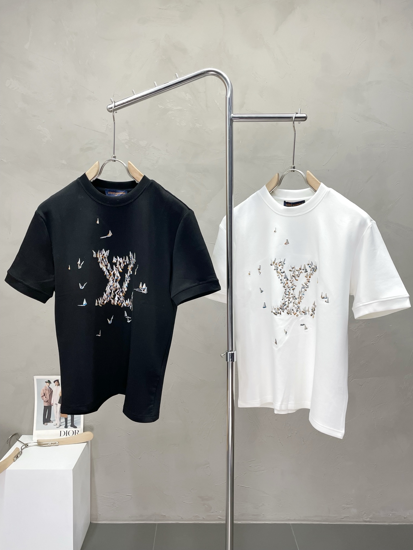 NO:515403,.Louis Vuitton exclusively offers new original single men's casual short sleeves, high-end customization, high-end version, fashionable and versatile imported fabric, super soft and delicate, skin-friendly and comfortable to wear, high-end boutique, OEM, fine-made top body, very good, men's essential items, three standards, complete code M-3XL,,louis vuitton,louis vuitton,T-shirt,alexander wang19860909.Louis Vuitton路易威登独家专供新款原单男士休闲短袖 高端定制 高端版本 时尚百搭爆款进口面料 手感超柔软细腻 穿着亲肤舒适 高端精品 代工厂精细做上身非常赞 男士必备单品 三标齐全 码数M-3XL,,louis vuitton,louis vuitton,T-shirt,alexander wang,Men's clothing