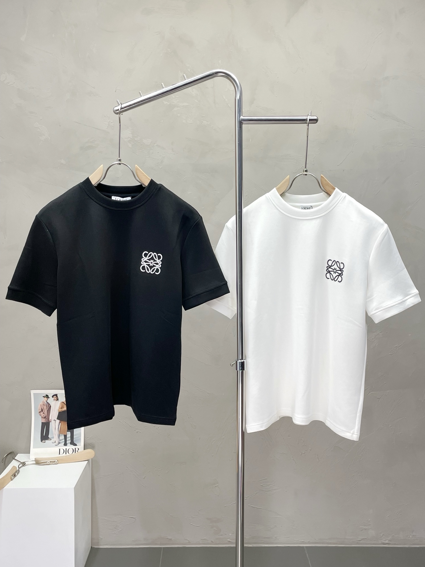 NO:516892,.LOEWE exclusively offers new original single men's casual short sleeves, high-end customization, high-end version, fashionable and versatile imported fabric, super soft and delicate, skin-friendly and comfortable to wear, high-end boutique, OEM, fine-made top body, very good, men's essential items, three standards, code M-3XL,,loewe,loewe,T-shirt,alexander wang19860909.LOEWE罗意威独家专供新款原单男士休闲短袖 高端定制 高端版本 时尚百搭爆款进口面料 手感超柔软细腻 穿着亲肤舒适 高端精品 代工厂精细做上身非常赞 男士必备单品 三标齐全 码数M-3XL,,loewe,loewe,T-shirt,alexander wang,Men's clothing