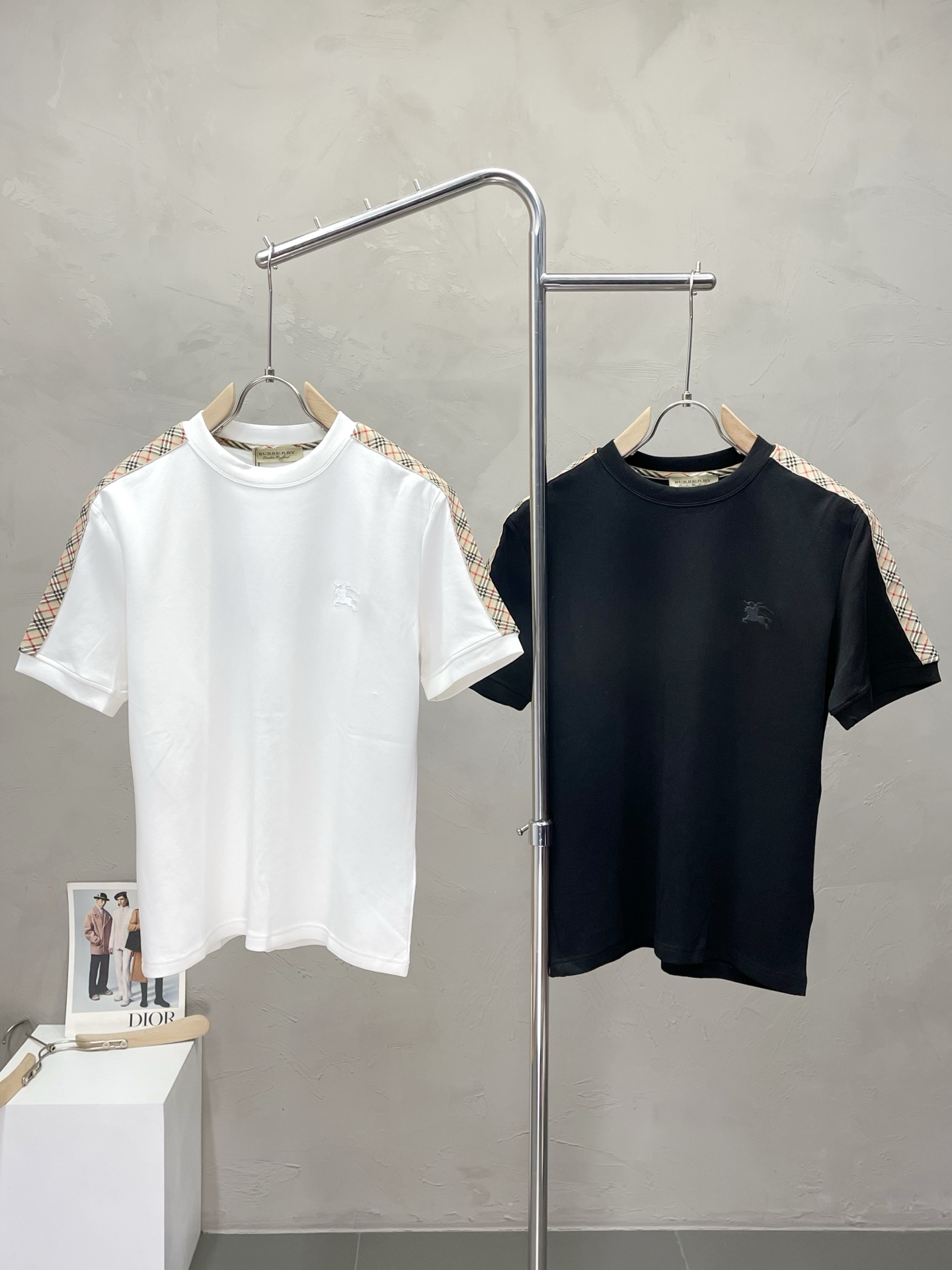 NO:515398,.Burberry Burberry exclusively offers new original single men's casual short sleeves, high-end customization, high-end version, fashionable and versatile imported fabric, super soft and delicate, skin-friendly and comfortable to wear, high-end boutique, OEM, fine production, very good for the upper body, men's essential items, complete three standards, M-3XL,,burberry,burberry,T-shirt,alexander wang19860909.Burberry巴宝莉独家专供新款原单男士休闲短袖 高端定制 高端版本 时尚百搭爆款进口面料 手感超柔软细腻 穿着亲肤舒适 高端精品 代工厂精细做上身非常赞 男士必备单品 三标齐全 码数M-3XL,,burberry,burberry,T-shirt,alexander wang,Men's clothing