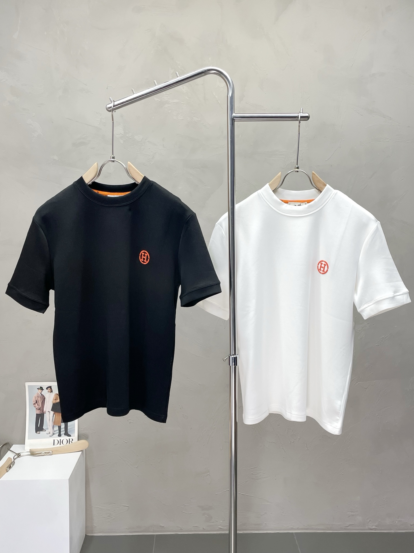 NO:515407,.Hermès exclusively offers new original single men's casual short sleeves, high-end customization, high-end version, fashionable and versatile imported fabric, super soft and delicate, skin-friendly and comfortable to wear, high-end boutique, OEM factory fine-made top body, very good men's essential items, three standards, code M-3XL,, hermes, hermes, T-shirt, alexander wang19860909.Hermès爱马仕独家专供新款原单男士休闲短袖 高端定制 高端版本 时尚百搭爆款进口面料 手感超柔软细腻 穿着亲肤舒适 高端精品 代工厂精细做上身非常赞 男士必备单品 三标齐全 码数M-3XL,,hermes,hermes,T-shirt,alexander wang,Men's clothing