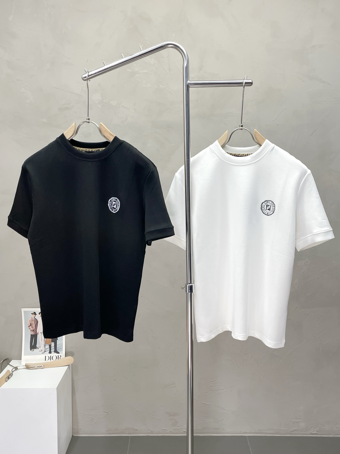 NO:514317,.FENDI exclusively offers new original single men's casual short sleeves, high-end customization, high-end version, fashionable and versatile imported fabric, super soft and delicate, skin-friendly and comfortable to wear, high-end boutique, OEM, fine-made, very good for the upper body, men's essential items, three standards, M-3XL,,fendi,fendi,T-shirt,alexander wang19860909.FENDI芬迪独家专供新款原单男士休闲短袖 高端定制 高端版本 时尚百搭爆款进口面料 手感超柔软细腻 穿着亲肤舒适 高端精品 代工厂精细做上身非常赞 男士必备单品 三标齐全 码数M-3XL,,fendi,fendi,T-shirt,alexander wang,Men's clothing