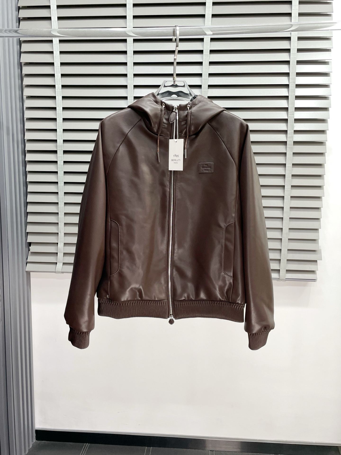 NO:516960,.Leather Jacket-BERLUTI exclusively offers the latest autumn and winter leather jackets, classic design and beautiful leather jackets, imported leather imported fabrics, quality is even more unscrupulous, and high-end products that cannot be criticized for quality control. Through the detailed pictures, you can feel its powerful aura, and the warm-concentration effect is significant, so you don’t have to worry about the chill at all! It is both fashionable and functional, and the whole style looks more luxurious and elegant! Size M-3XL, Jackets & coats, Jackets & coats,leather jacket,alexander wang19860909.皮衣-BERLUTI布鲁提独家专供最新秋冬皮夹克外套 经典设计与颜值爆棚的皮衣 进口皮进口面料 品质更是无法挑剔品控可以直接入手,不容过错的高端臻品！通过细节图片便可感受到它强悍的气场,聚温保暖效果显著,完全不用担心会有一点寒意！时尚与功能性兼备,整款显得更加的奢华大气！ 尺码M-3XL,,jackets & coats,jackets & coats,leather jacket,alexander wang,Men's clothing