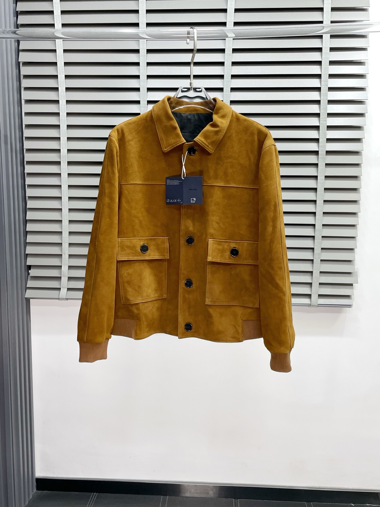 NO:516947,.Leather Jacket - Prada exclusively offers the latest autumn and winter leather jackets. Classic design and beautiful leather jackets. Imported leather imported fabrics. The quality is even more unscrupulous. You can buy it directly. You can't get it wrong! Through the detailed pictures, you can feel its powerful aura, and the warm-concentration effect is significant, so you don’t have to worry about the chill at all! It is both fashionable and functional, and the whole style looks more luxurious and elegant! Size M-3XL, prada, prada, jackets & coats, jackets & coats, leather jacket, alexander wang19860909.皮衣- Prada普拉达独家专供最新秋冬皮夹克外套 经典设计与颜值爆棚的皮衣 进口皮进口面料 品质更是无法挑剔品控可以直接入手,不容过错的高端臻品！通过细节图片便可感受到它强悍的气场,聚温保暖效果显著,完全不用担心会有一点寒意！时尚与功能性兼备,整款显得更加的奢华大气！ 尺码M-3XL,,prada,prada,jackets & coats,jackets & coats,leather jacket,alexander wang,Men's clothing