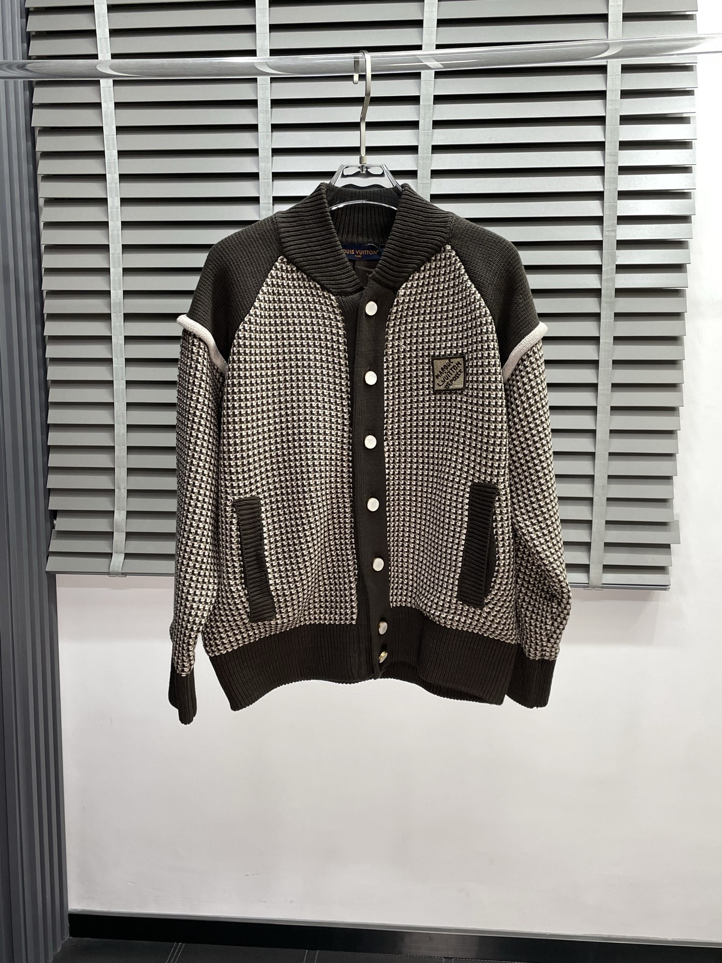 NO:517037,.Louis Vuitton exclusively offers the latest autumn and winter jackets. Classic design and design with great appearance. The quality is even more unscrupulous. You can buy it directly. You can't get it wrong! Through the detailed pictures, you can feel its powerful aura. The inner layer has a significant effect of warming and keeping warm. There is no need to worry about a little chill! It is both fashionable and functional, and the whole style looks more luxurious and elegant! Size S-XL, louis vuitton,louis vuitton,jackets & coats,alexander wang19860909.Louis Vuitton路易威登独家专供最新秋冬夹克 经典设计与颜值爆棚的设计 品质更是无法挑剔品控可以直接入手,不容过错的高端臻品！通过细节图片便可感受到它强悍的气场,内里加绒 聚温保暖效果显著,完全不用担心会有一点寒意！时尚与功能性兼备,整款显得更加的奢华大气！ 尺码S-XL,,louis vuitton,louis vuitton,jackets & coats,alexander wang,Men's clothing