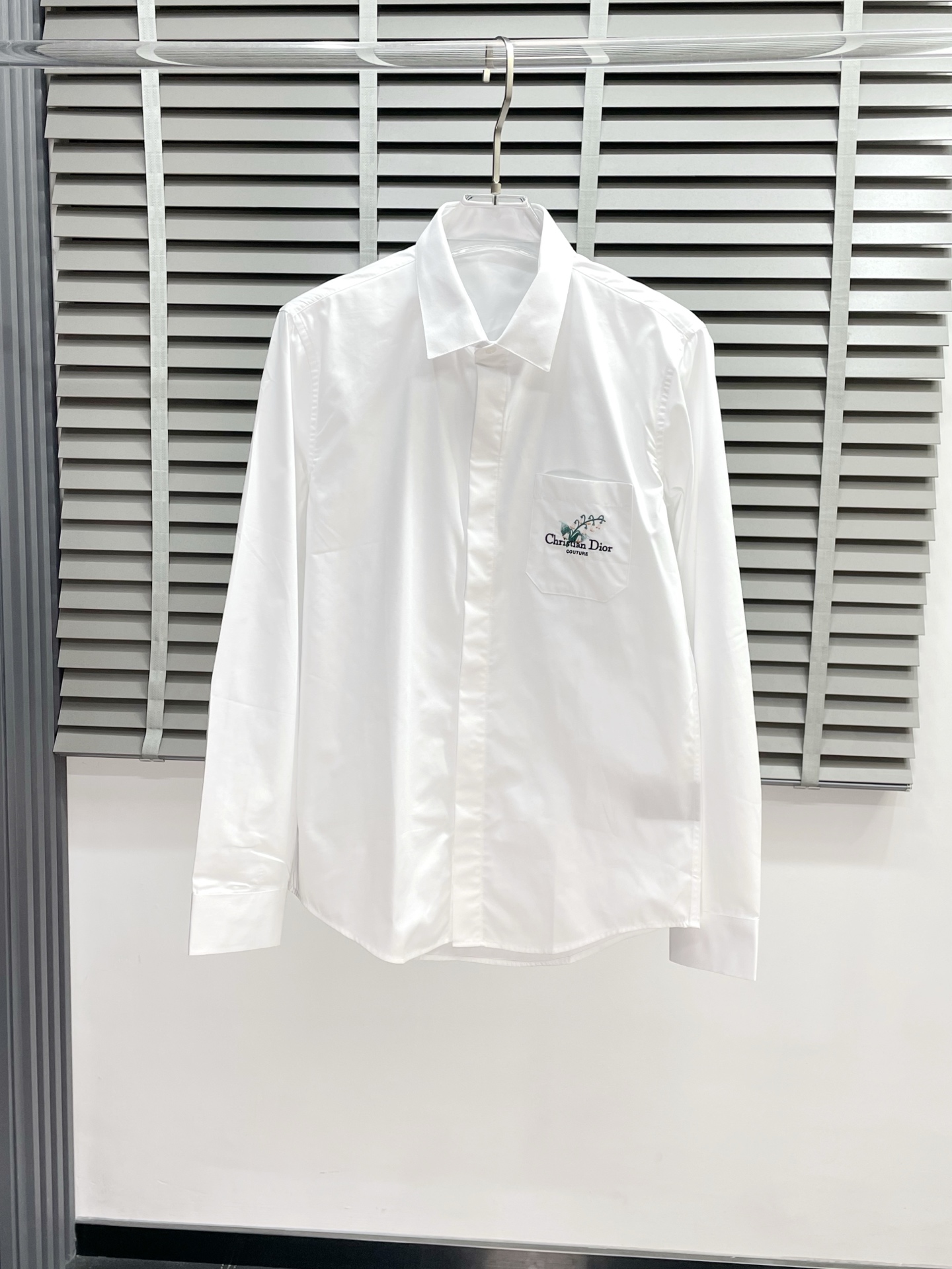 NO:516933,.Dior exclusively offers new men's casual shirts, high-end customization, high-end version, fashionable and versatile imported fabrics, super soft and delicate, skin-friendly and comfortable to wear, high-end boutique, OEM, fine-made, very good for the upper body, men's essential items, three standards, 38-43,,dior,dior,shirts,alexander wang19860909.Dior迪奥独家专供新款男士休闲衬衫 高端定制 高端版本 时尚百搭爆款进口面料 手感超柔软细腻 穿着亲肤舒适 高端精品 代工厂精细做上身非常赞 男士必备单品 三标齐全 码数38-43,,dior,dior,shirts,alexander wang,Men's clothing