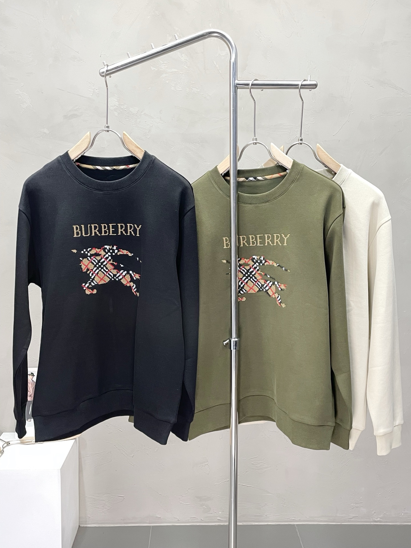 NO:515408,.Burberry Burberry exclusively offers new original single men's casual sweatshirts. High-end customization. High-end version. Fashionable and versatile imported fabric. Super soft and delicate touch. Comfortable and comfortable to wear. Warm and comfortable. High-end boutique. OEM is very good at making the upper body. Men's essential items. Complete three standards. Number of codes M-3XL, burberry, burberry, hoodie, sweatshirts, alexander wang.19860909.Burberry巴宝莉独家专供新款原单男士休闲卫衣 高端定制 高端版本 时尚百搭爆款进口面料 手感超柔软细腻 穿着亲肤舒适 保暖舒适 高端精品 代工厂精细做上身非常赞 男士必备单品 三标齐全 码数M-3XL,,burberry,burberry,hoodie,sweatshirts,alexander wang,Men's clothing