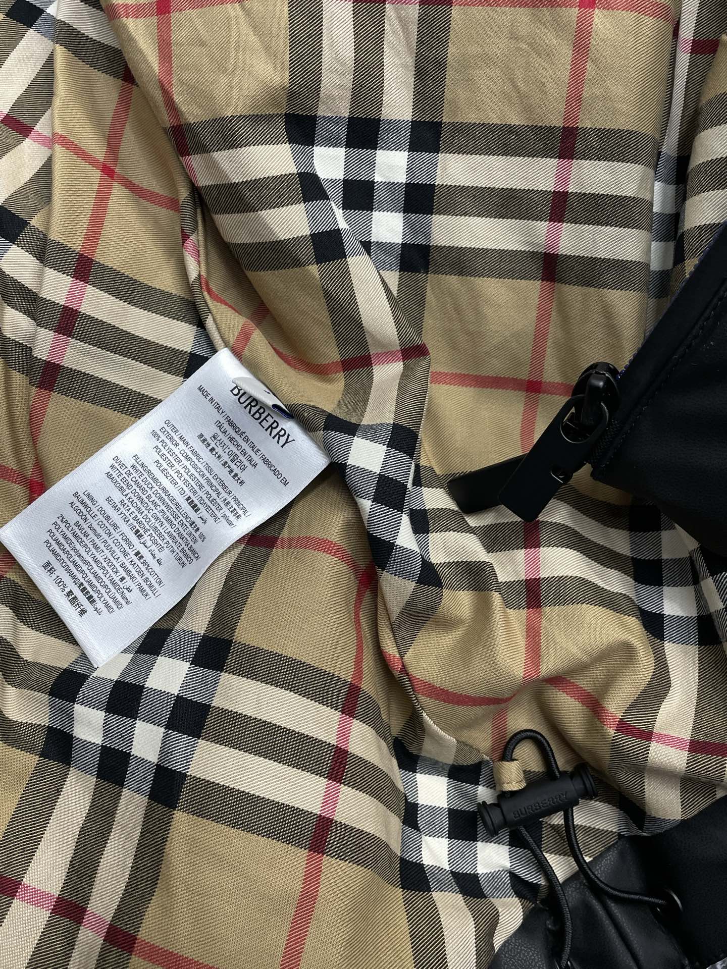 。羽绒服-Burberry巴宝莉💥独家专供秋冬新款连帽羽绒服。贸易公司渠道稀出，降温天气必备的保暖单品，