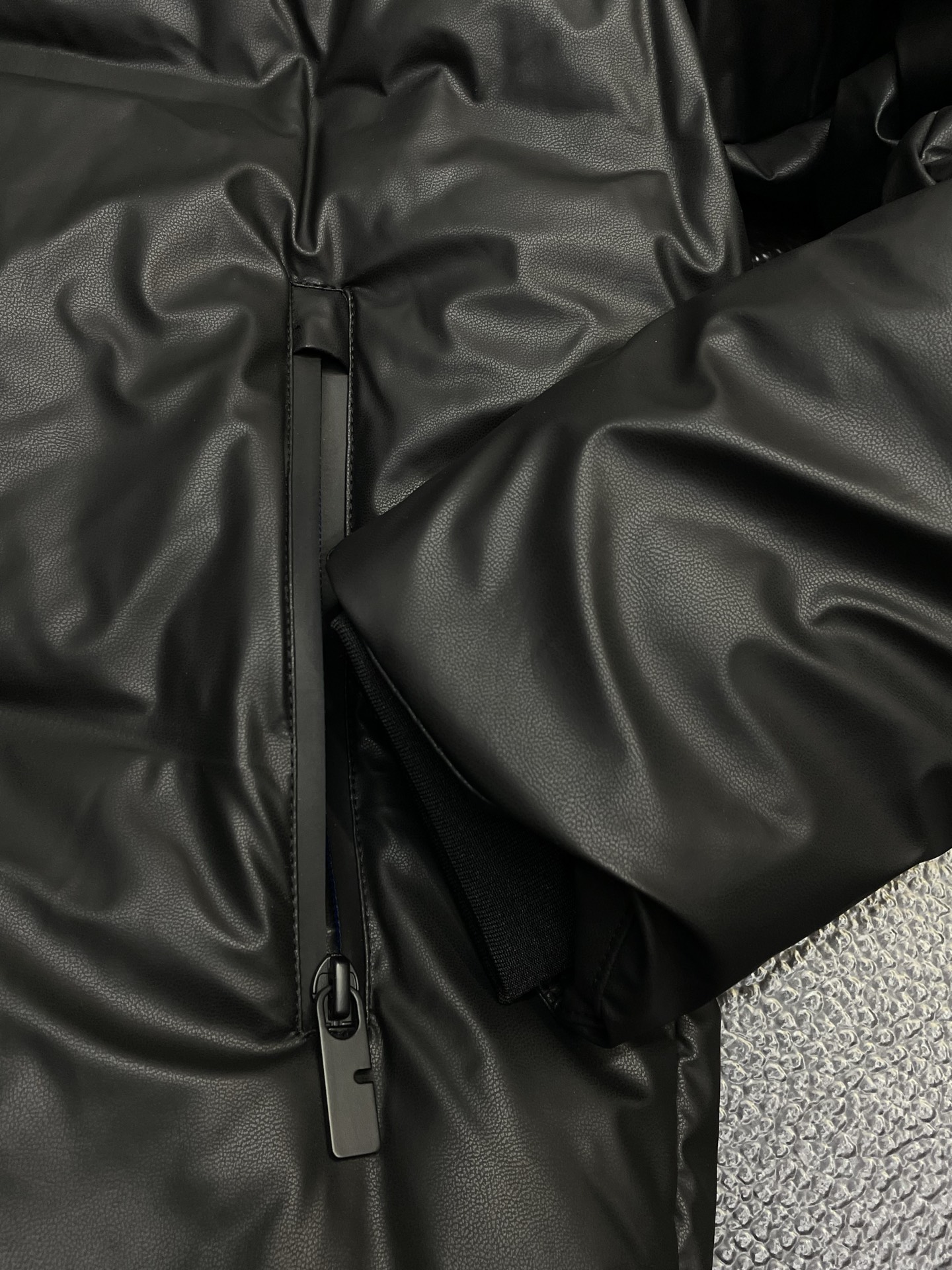 。羽绒服-Burberry巴宝莉💥独家专供秋冬新款连帽羽绒服。贸易公司渠道稀出，降温天气必备的保暖单品，