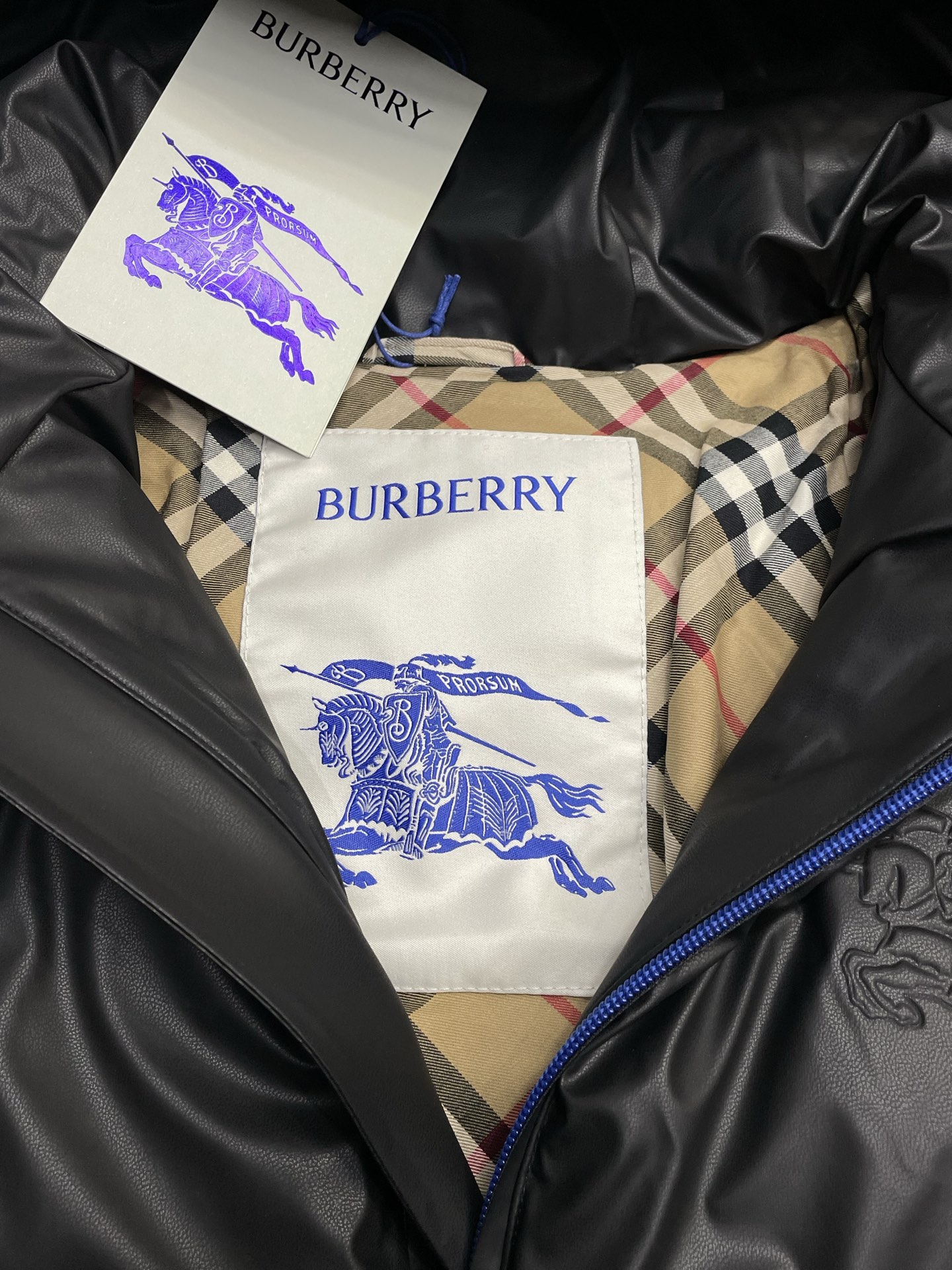 。羽绒服-Burberry巴宝莉💥独家专供秋冬新款连帽羽绒服。贸易公司渠道稀出，降温天气必备的保暖单品，