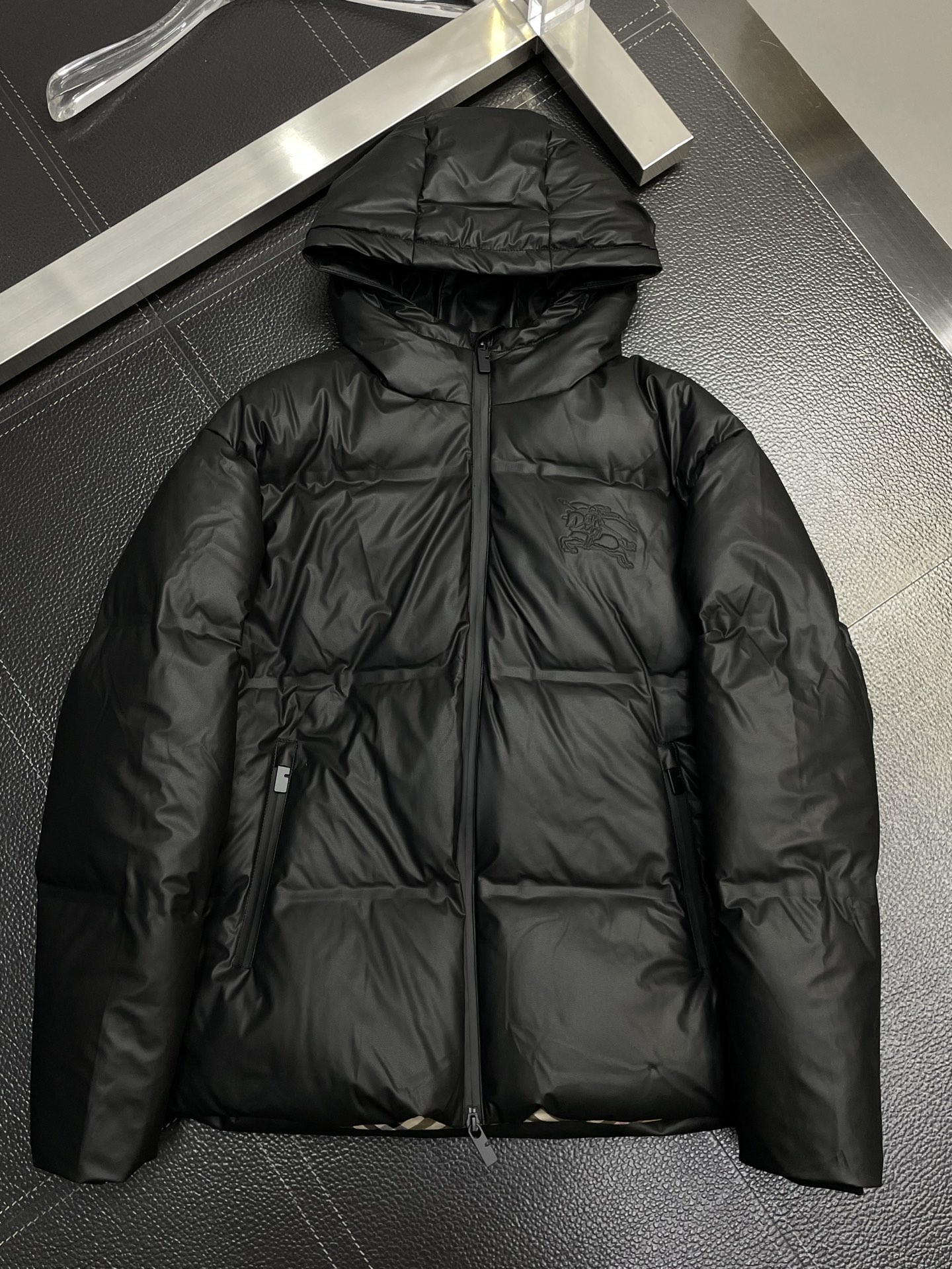 。羽绒服-Burberry巴宝莉💥独家专供秋冬新款连帽羽绒服。贸易公司渠道稀出，降温天气必备的保暖单品，