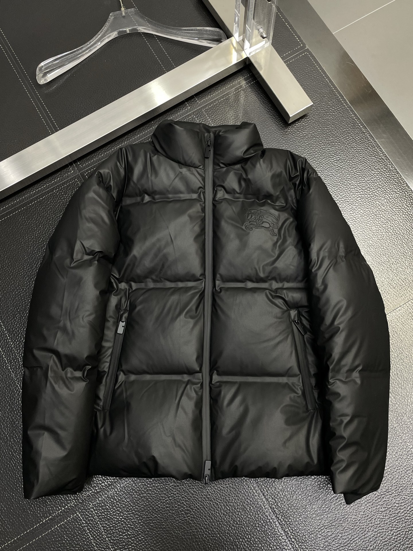 。羽绒服-Burberry巴宝莉💥独家专供秋冬新款羽绒服。贸易公司渠道稀出，降温天气必备的保暖单品，不论