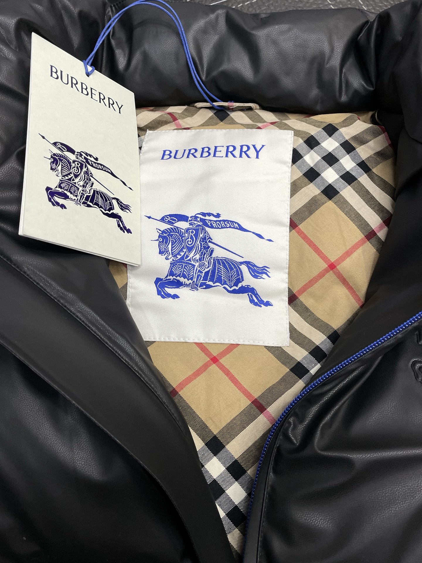 。羽绒服-Burberry巴宝莉💥独家专供秋冬新款羽绒服。贸易公司渠道稀出，降温天气必备的保暖单品，不论