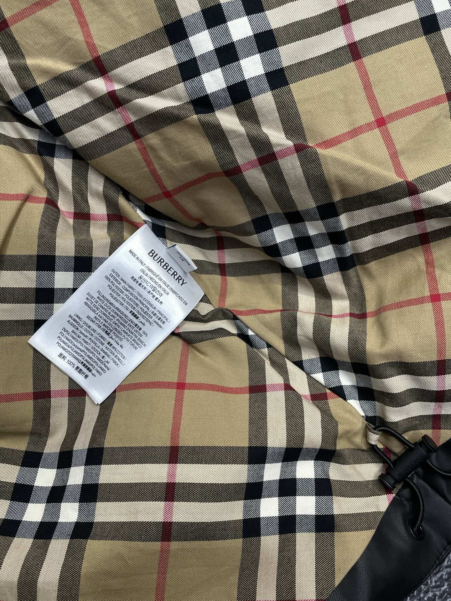 。羽绒服-Burberry巴宝莉💥独家专供秋冬新款羽绒服。贸易公司渠道稀出，降温天气必备的保暖单品，不论