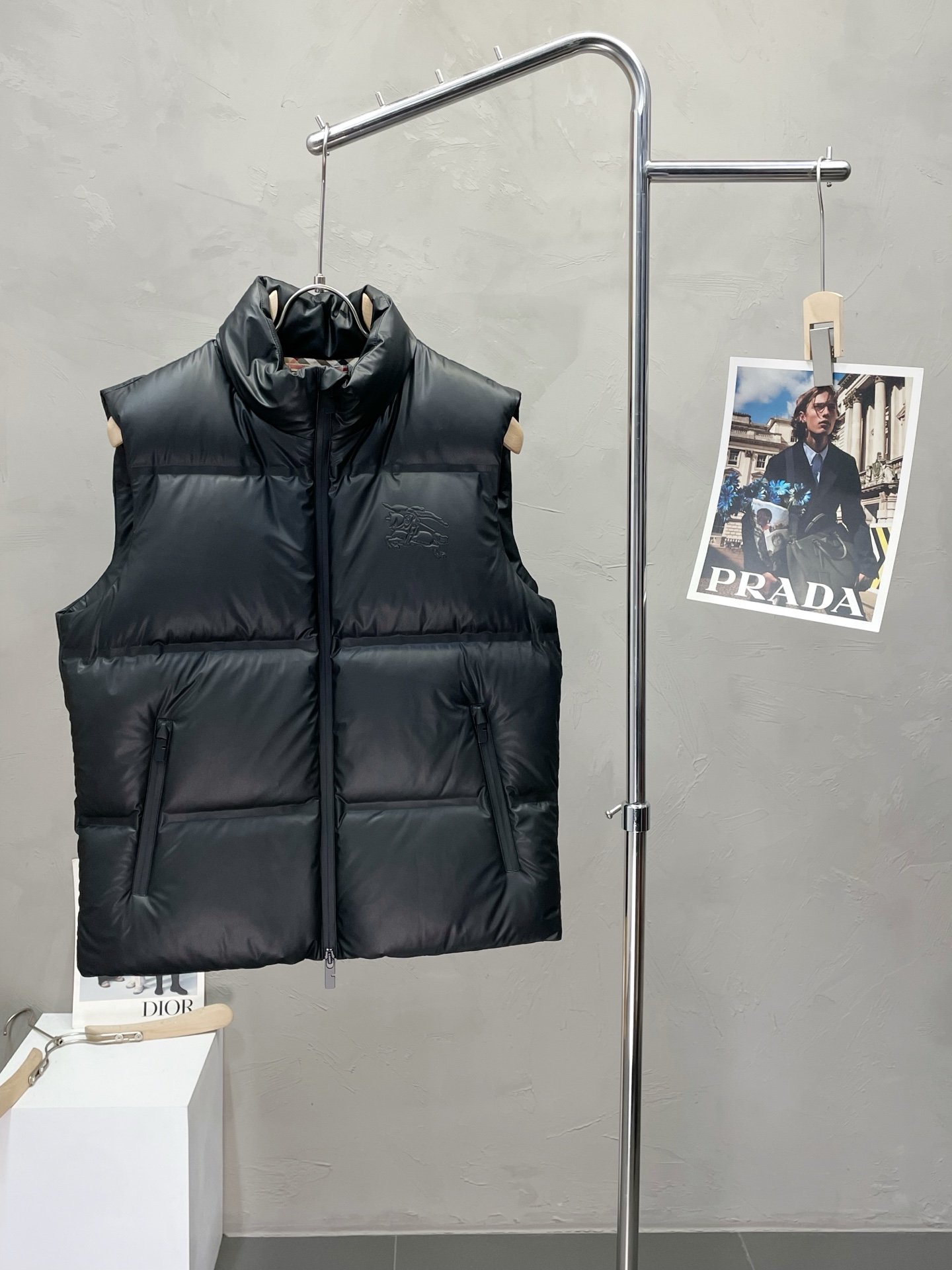 。羽绒服-Burberry巴宝莉💥独家专供秋冬新款羽绒马甲。贸易公司渠道稀出，降温天气必备的保暖单品，不