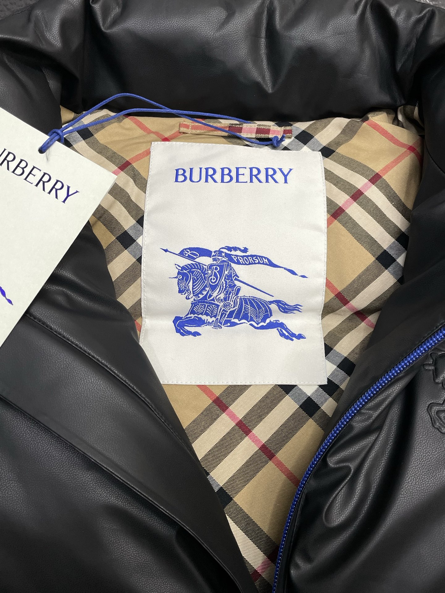 。羽绒服-Burberry巴宝莉💥独家专供秋冬新款羽绒马甲。贸易公司渠道稀出，降温天气必备的保暖单品，不