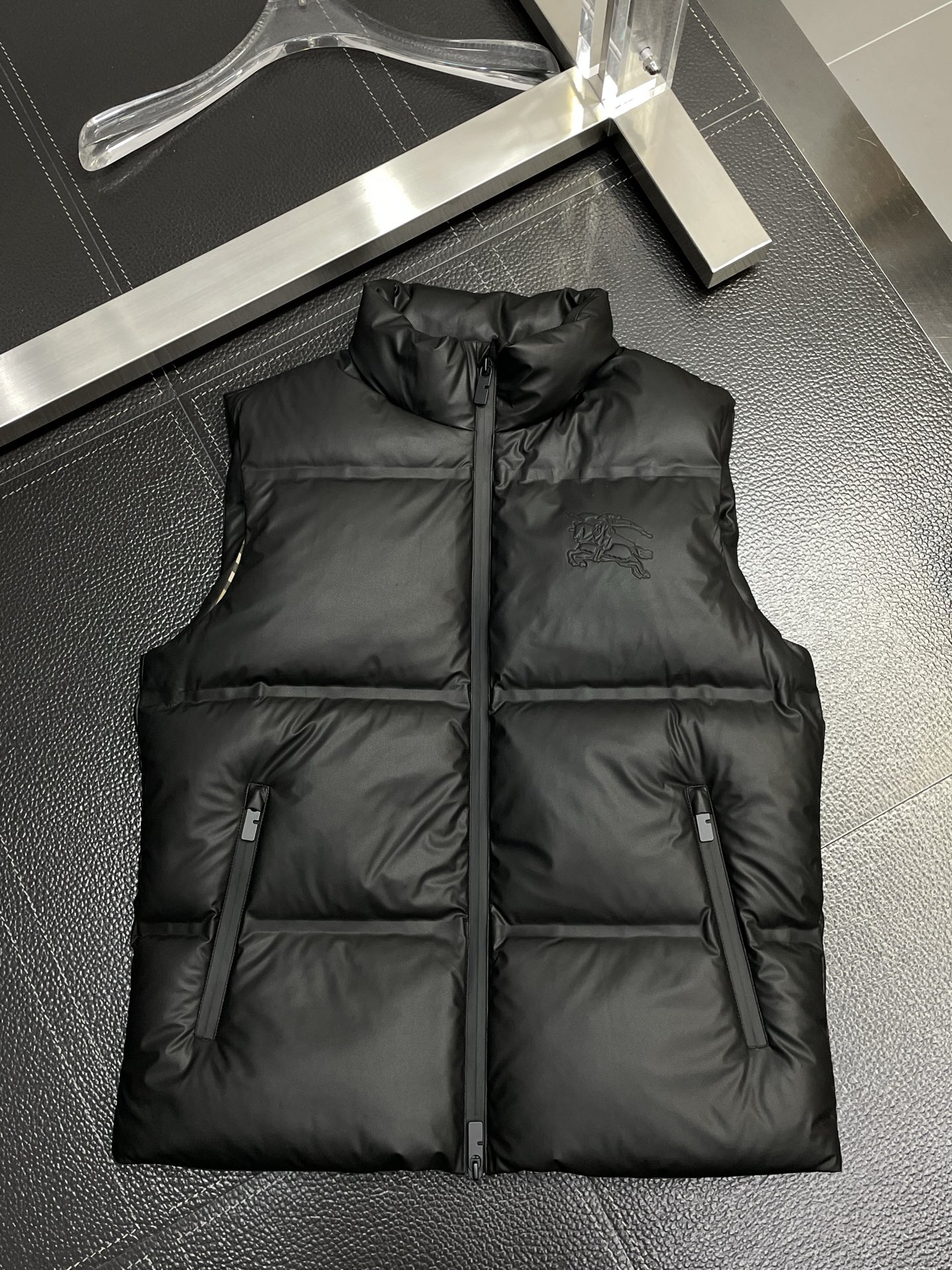 。羽绒服-Burberry巴宝莉💥独家专供秋冬新款羽绒马甲。贸易公司渠道稀出，降温天气必备的保暖单品，不