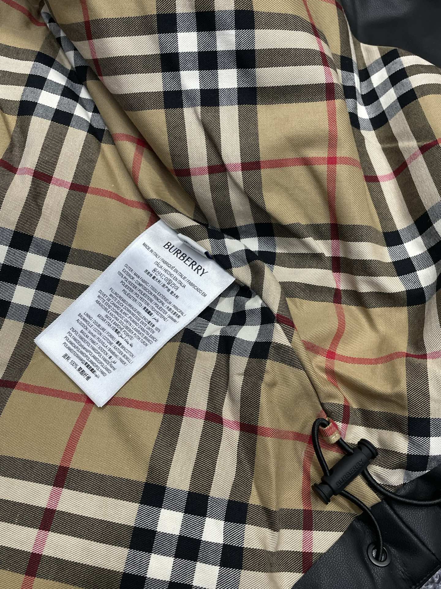 。羽绒服-Burberry巴宝莉💥独家专供秋冬新款羽绒马甲。贸易公司渠道稀出，降温天气必备的保暖单品，不