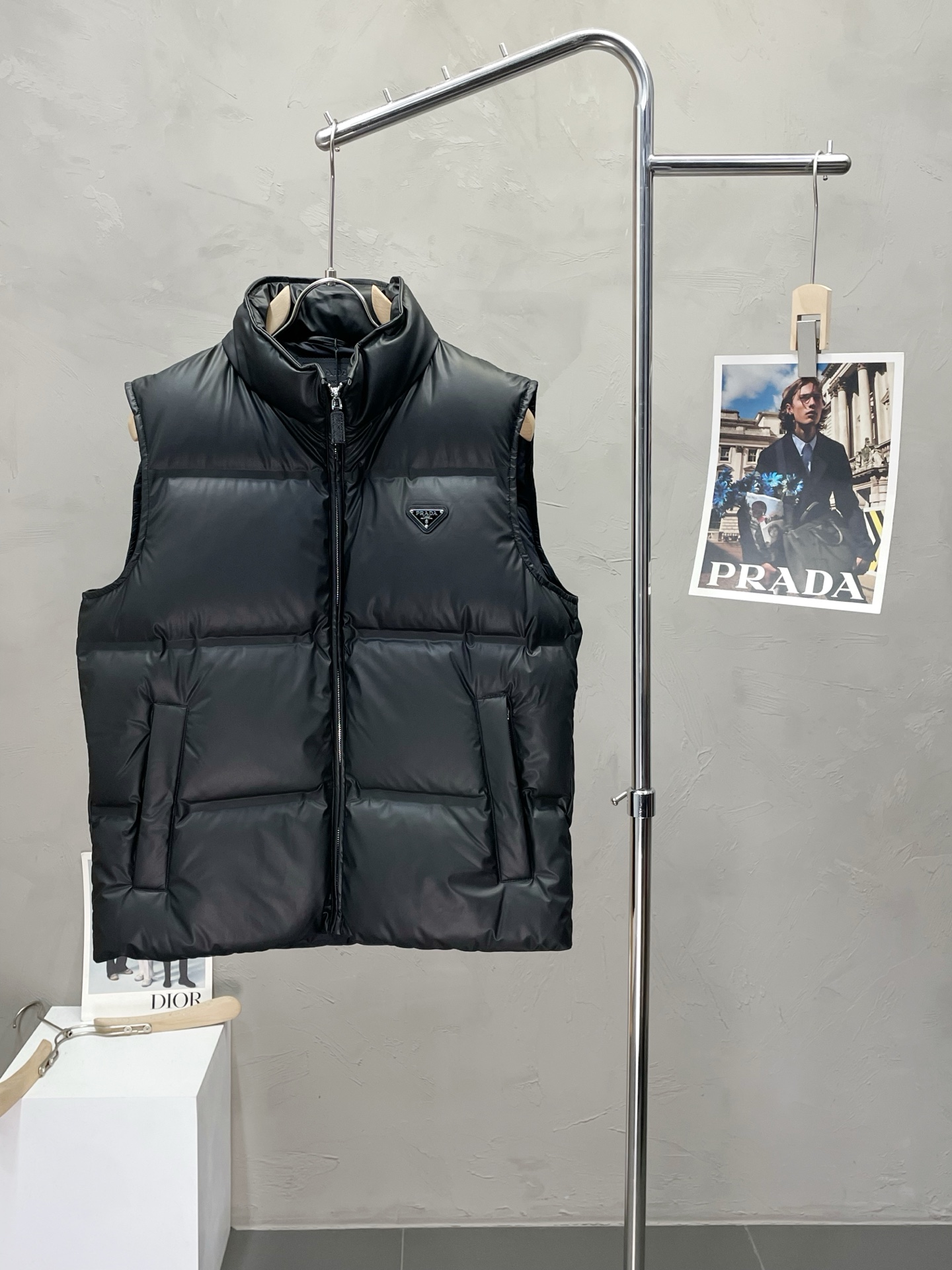 。羽绒服- Prada普拉达💥独家专供秋冬新款羽绒马甲。贸易公司渠道稀出，降温天气必备的保暖单品，不论是